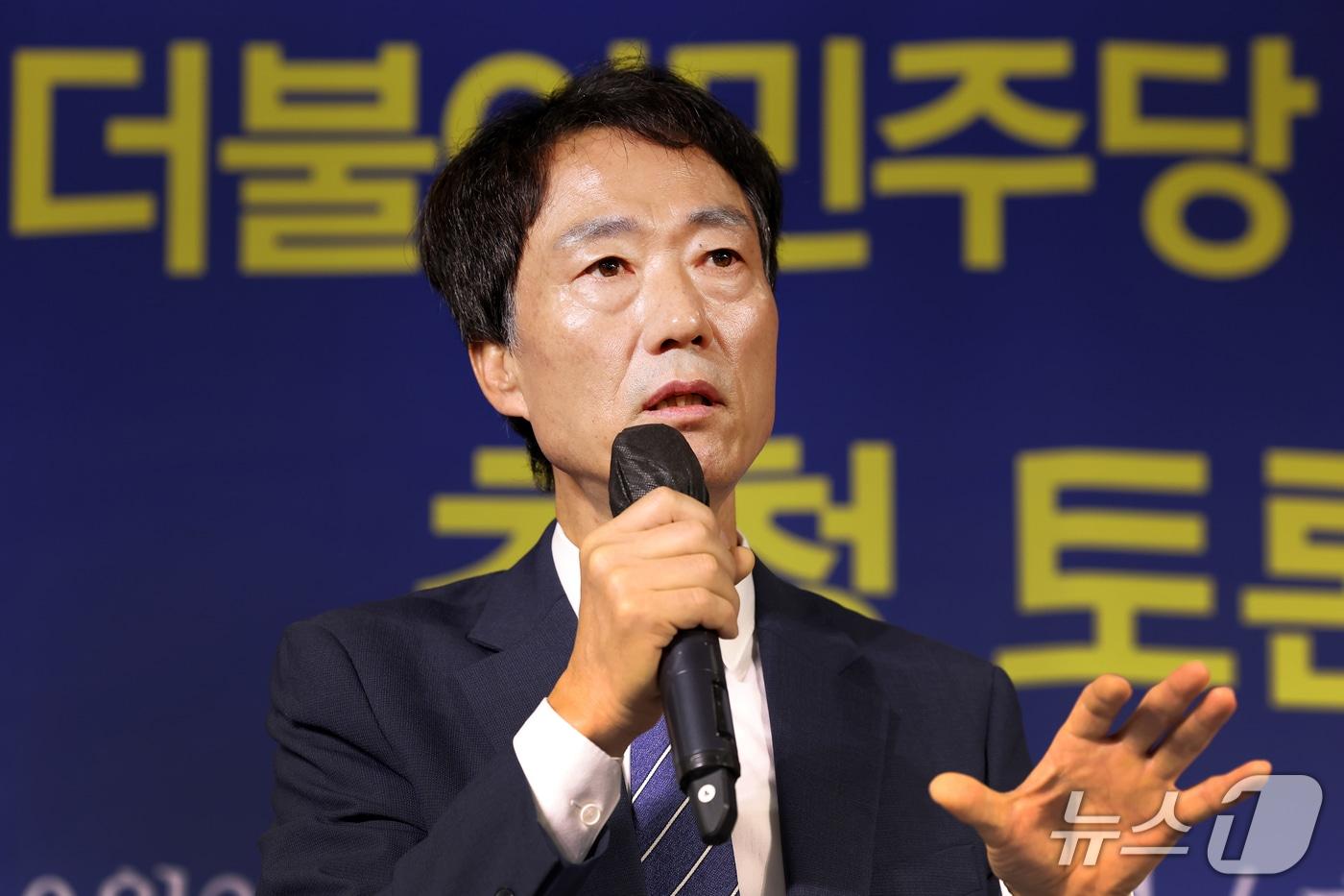 본문 이미지 - 박형룡 더불어민주당 대구시당위원장이 21일 대구 남구 이천동 대구아트파크에서 열린 아시아포럼21 초청 토론회에서 모두 발언을 하고 있다. 2026.10.21 ⓒ 뉴스1 공정식 기자