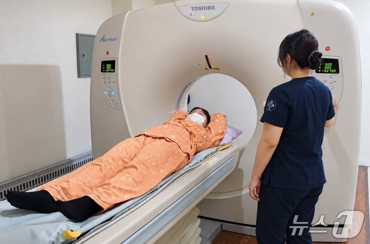 본문 이미지 - 부산 온병원 건강검진서면센터에서 의료진이 내원객의 CT 촬영을 진행하고 있다. (온병원 제공. 재판매 및 DB금지)