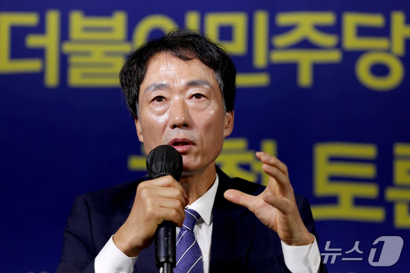 본문 이미지 - 박형룡 더불어민주당 대구시당위원장이 21일 대구 남구 이천동 대구아트파크에서 열린 아시아포럼21 초청 토론회에서 대구·경북 언론인 질문에 답하고 있다. 2026.10.21 ⓒ 뉴스1 공정식 기자