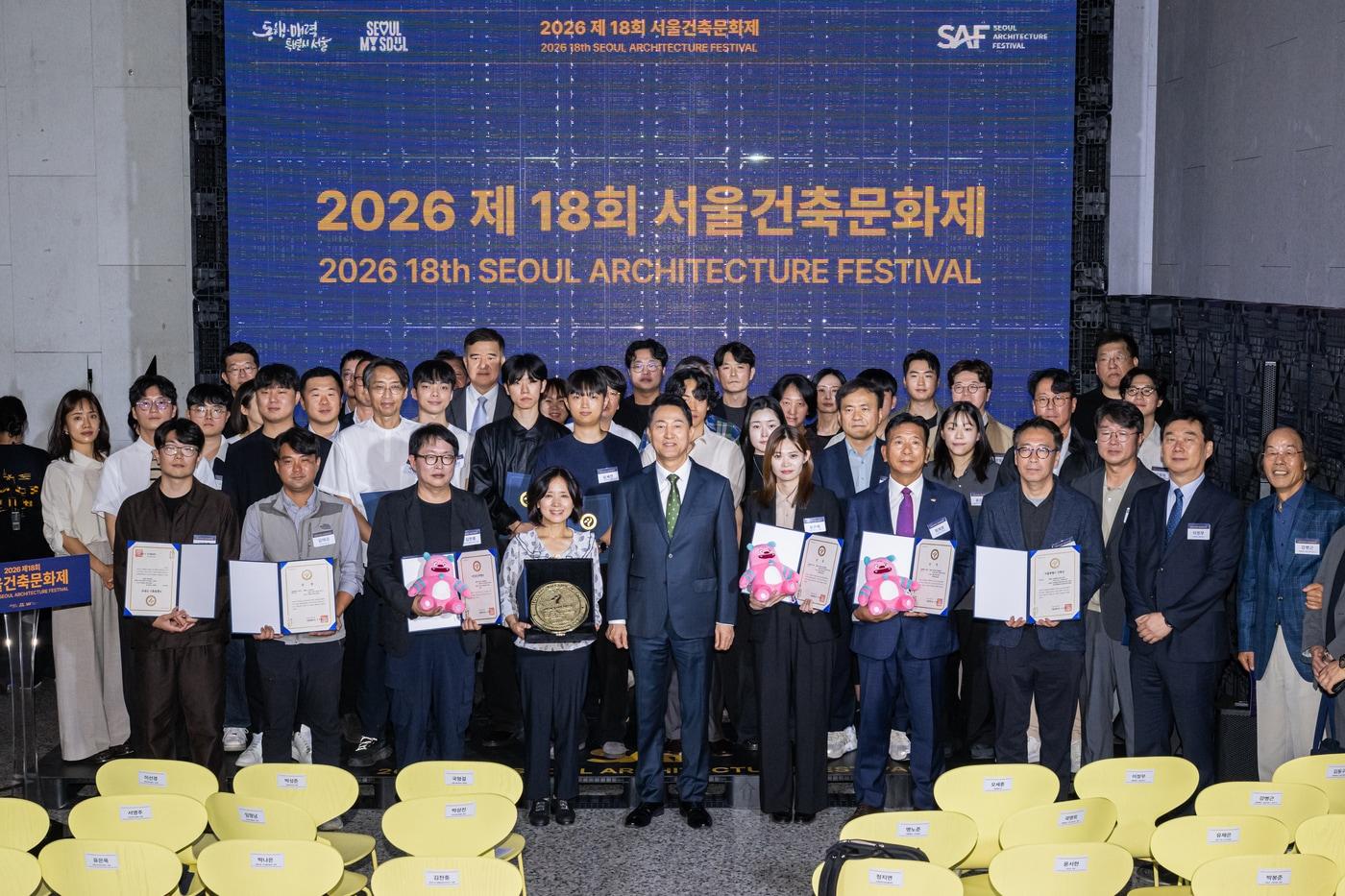 본문 이미지 - 지난달 15일 오전 서울도시건축전시관에서 열린 제18회 서울건축문화제 개막식에 오세훈 서울시장을 비롯한 시민들이 참석했다. (서울시 제공)