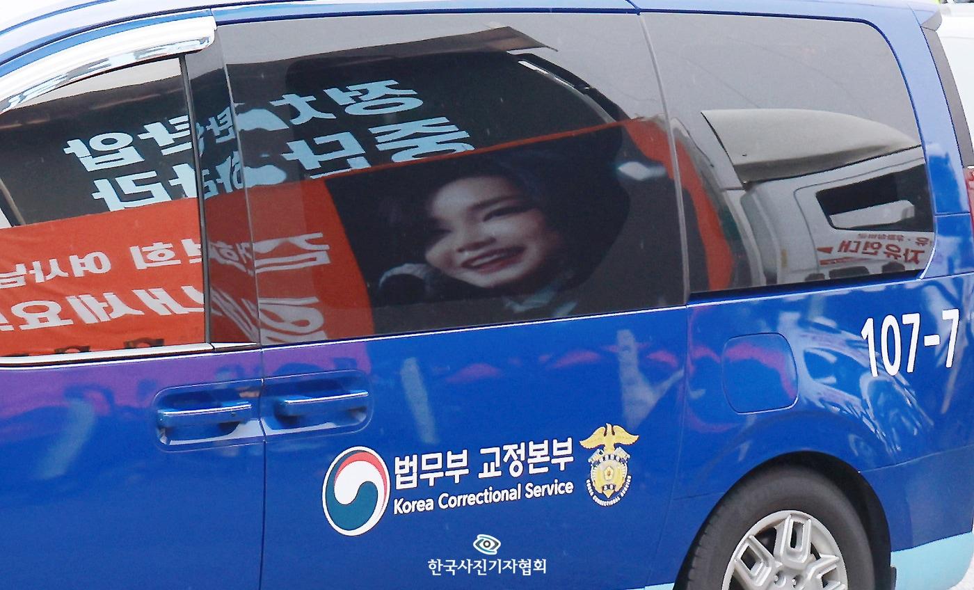 본문 이미지 - 호송차량에 비친 김건희 여사의 얼굴 김건희 여사를 태운 호송차가 22일 경기 과천 2차 종합특검 사무실 지하주차장으로 들어서고 있다. 2차 종합특검팀(특별검사 권창영)은 이날 윤석열 전 대통령 관저 이전과 관련 특정범죄가중처벌법상 알선수재와 직권남용 혐의로 김 여사를 피의자 신분으로 소환했다. 2026.10.21 ⓒ 뉴스1