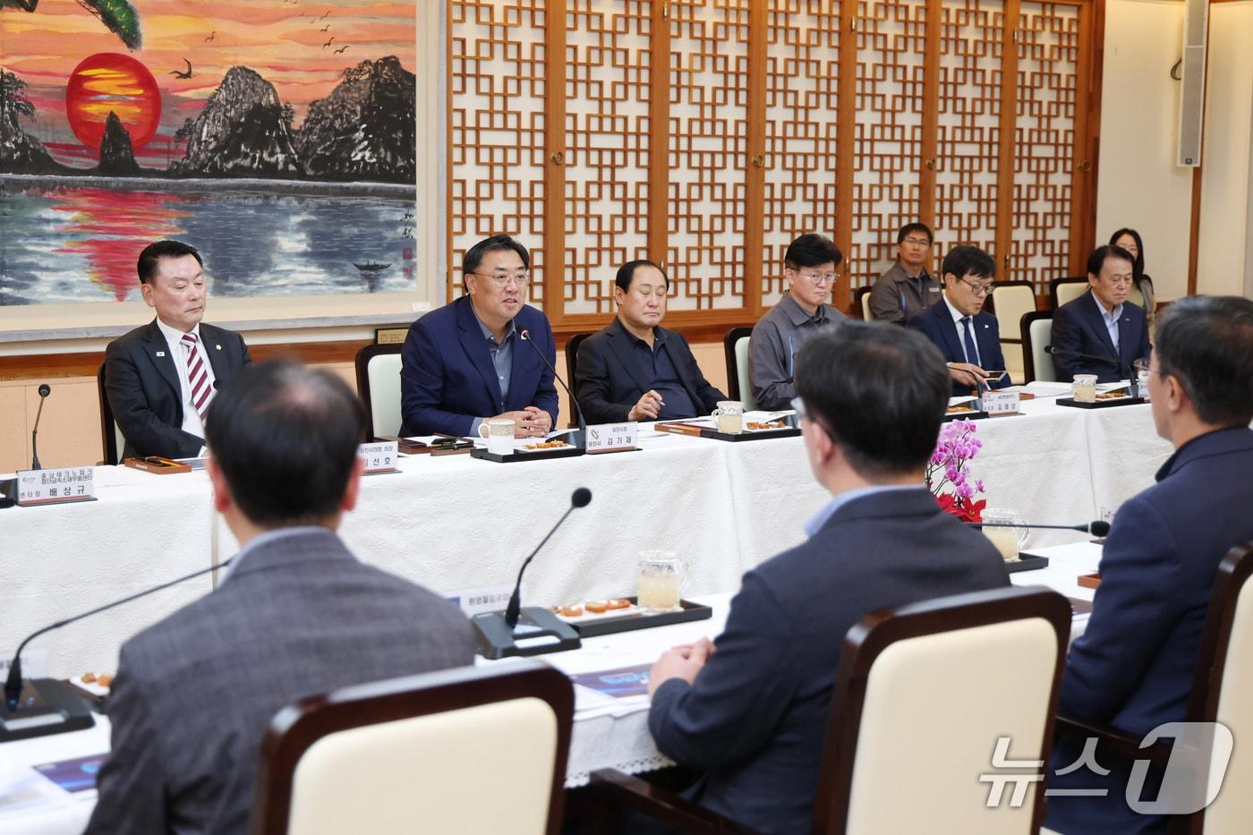 본문 이미지 - 지난 20일 충남 당진시청 해나루홀에서 열린 '2026년 대기업 대표와의 간담회'에서 김기재 당진시장이 참석자들에게 발언하고 있다.(당진시 제공. 재판매 및 DB 금지)