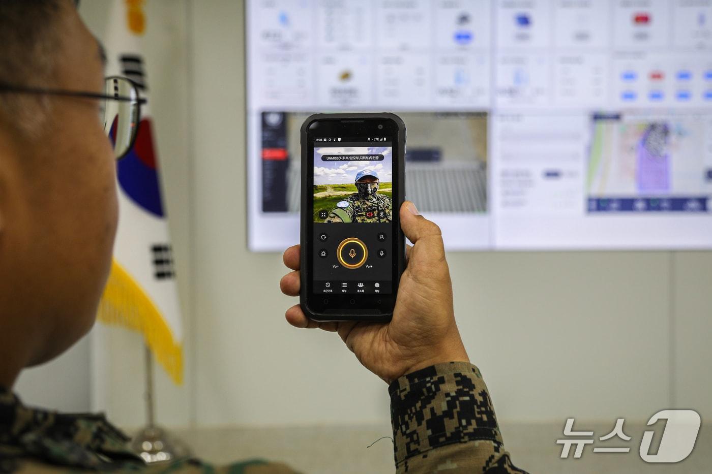본문 이미지 - 20일(현지시간) 남수단 종글레이주 보르에 위치한 한빛부대에서 열린 '스마트캠프 사업 준공식'에서 관계자가 배낭형 통신장비를 활용하여 보르(Bor)와 피보르(Pibor) 지역 간 구성된 무선 네트워크를 통해 영상통화를 시연하고 있다. (육군 제공. 재판매 및 DB 금지) 2026.10.21 ⓒ 뉴스1