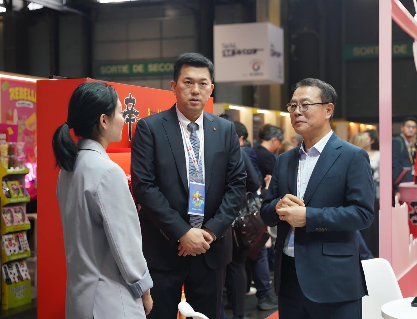 본문 이미지 - 시알 파리에 참석한 조용철 농심 대표(오른쪽)와 김형석 유럽법인장(가운데).(농심 제공)