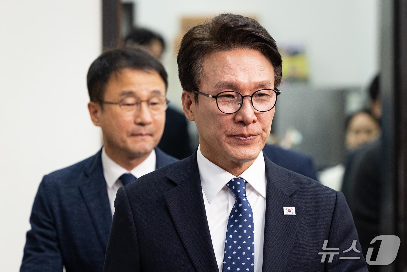 본문 이미지 - 김민석 더불어민주당 대표를 비롯한 지도부가 21일 서울 여의도 국회에서 열린 최고위원회의에 참석하고 있다. 2026.10.21 ⓒ 뉴스1 유승관 기자