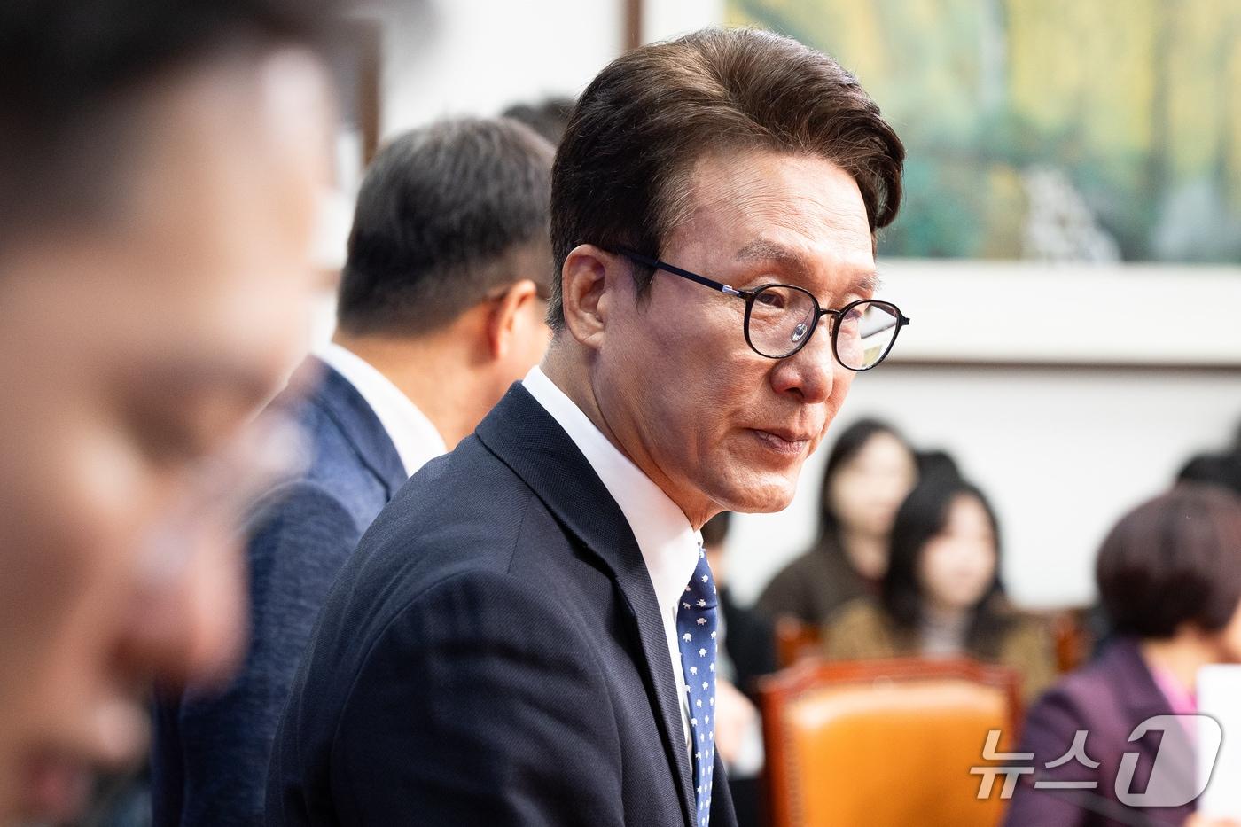 본문 이미지 - 김민석 더불어민주당 대표를 비롯한 지도부가 21일 서울 여의도 국회에서 열린 최고위원회의에 참석하고 있다. 2026.10.21 ⓒ 뉴스1 유승관 기자