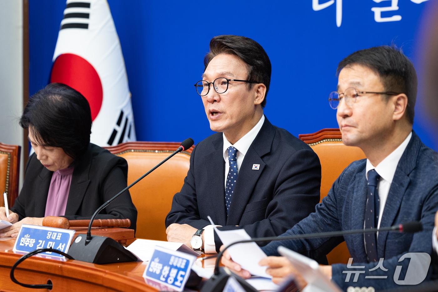본문 이미지 - 김민석 더불어민주당 대표가 21일 서울 여의도 국회에서 열린 최고위원회의에서 발언하고 있다. 2026.10.21 ⓒ 뉴스1 유승관 기자
