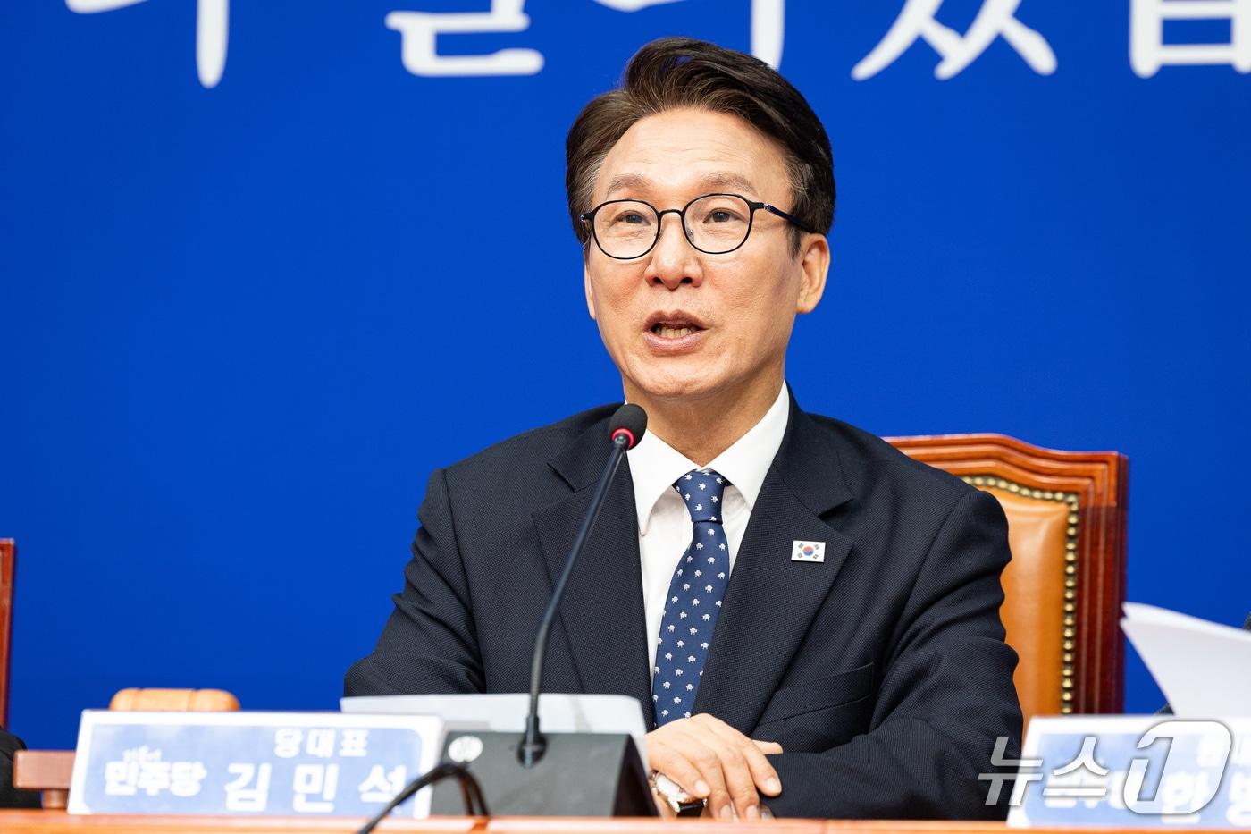 본문 이미지 - 김민석 더불어민주당 대표가 21일 서울 여의도 국회에서 열린 최고위원회의에서 발언하고 있다. 2026.10.21 ⓒ 뉴스1 유승관 기자