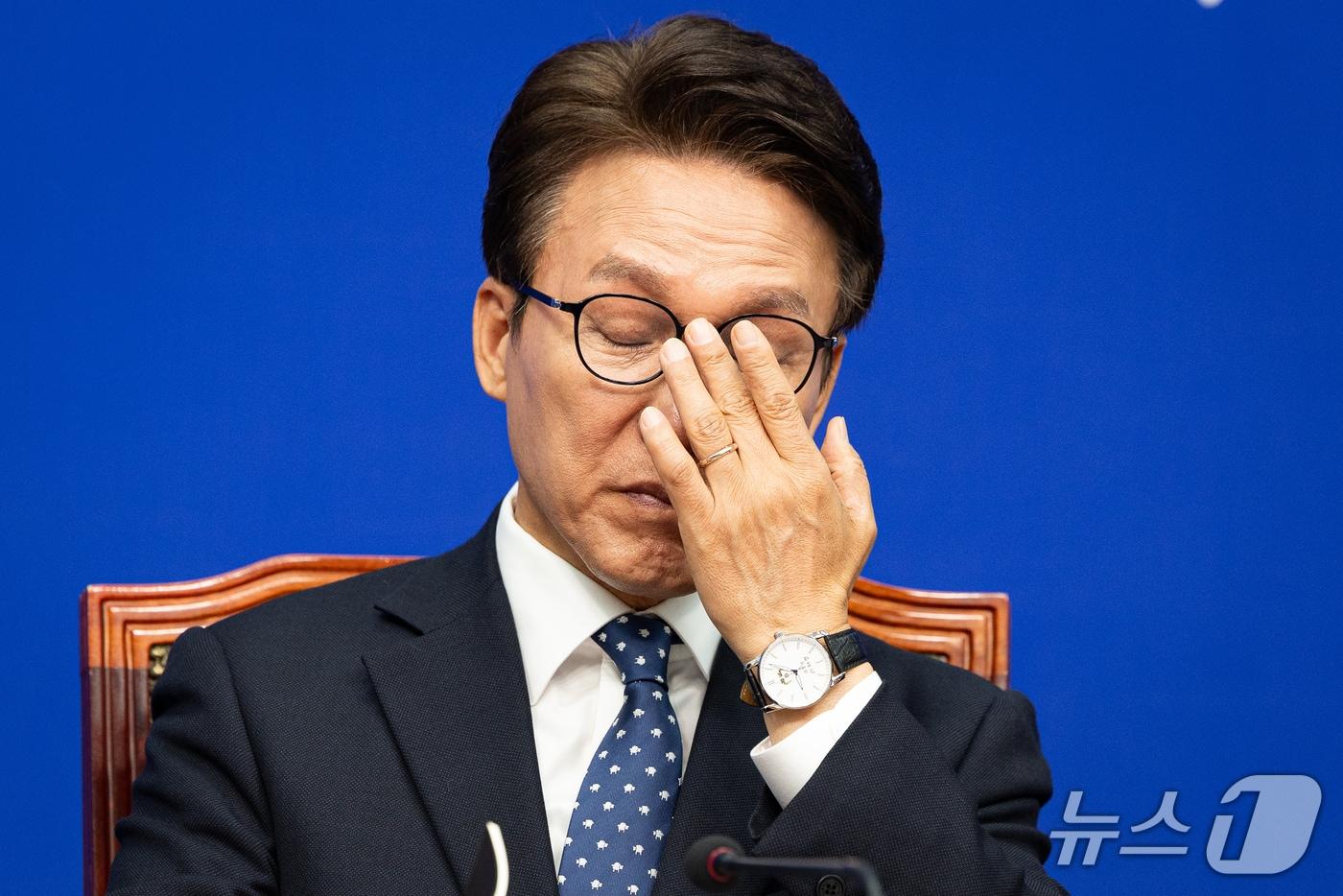 본문 이미지 - 김민석 더불어민주당 대표가 21일 서울 여의도 국회에서 열린 최고위원회의에서 생각에 잠겨 있다. 2026.10.21 ⓒ 뉴스1 유승관 기자