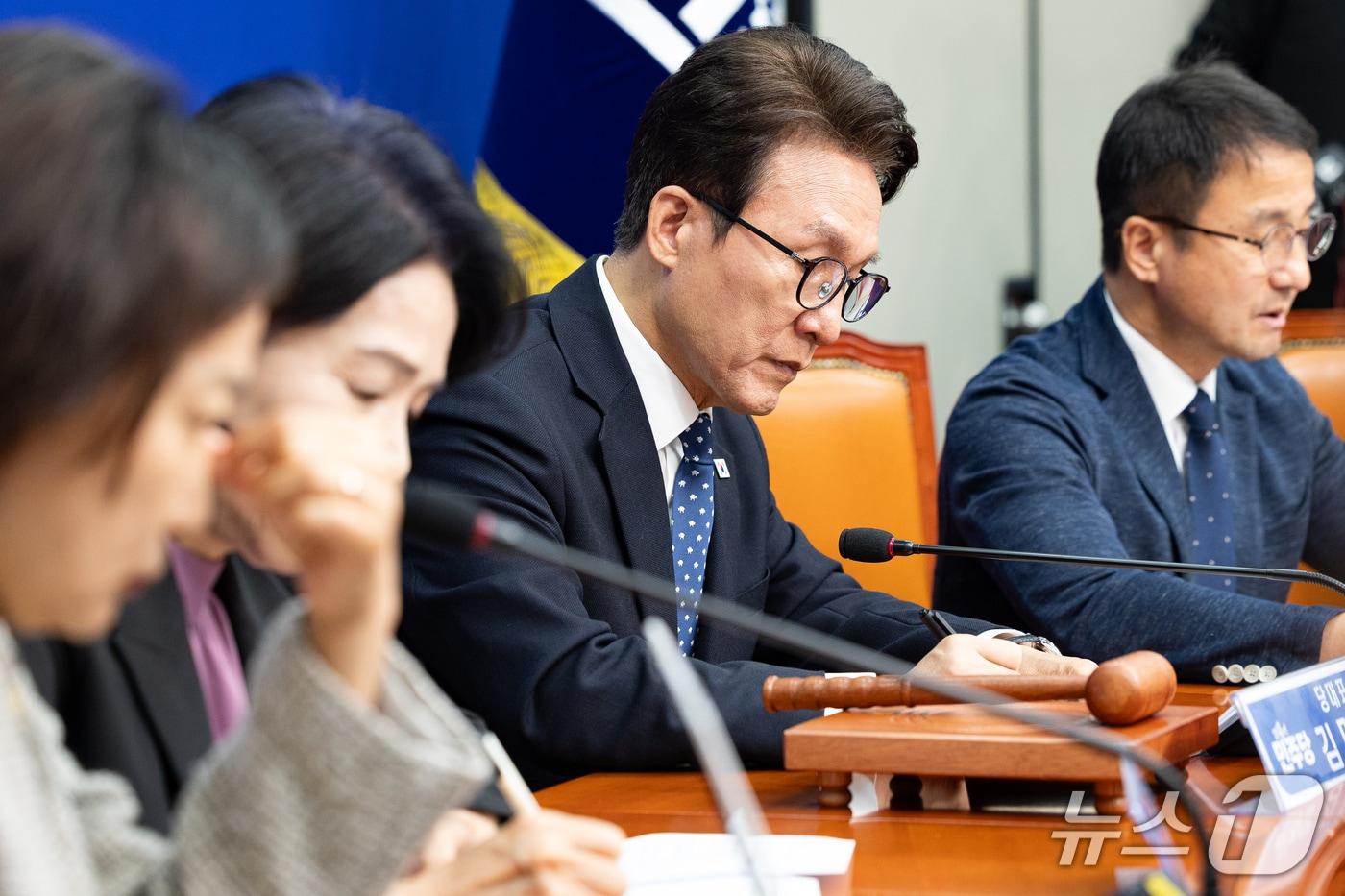본문 이미지 - 김민석 더불어민주당 대표가 21일 서울 여의도 국회에서 열린 최고위원회의에서 메모하고 있다. 2026.10.21 ⓒ 뉴스1 유승관 기자