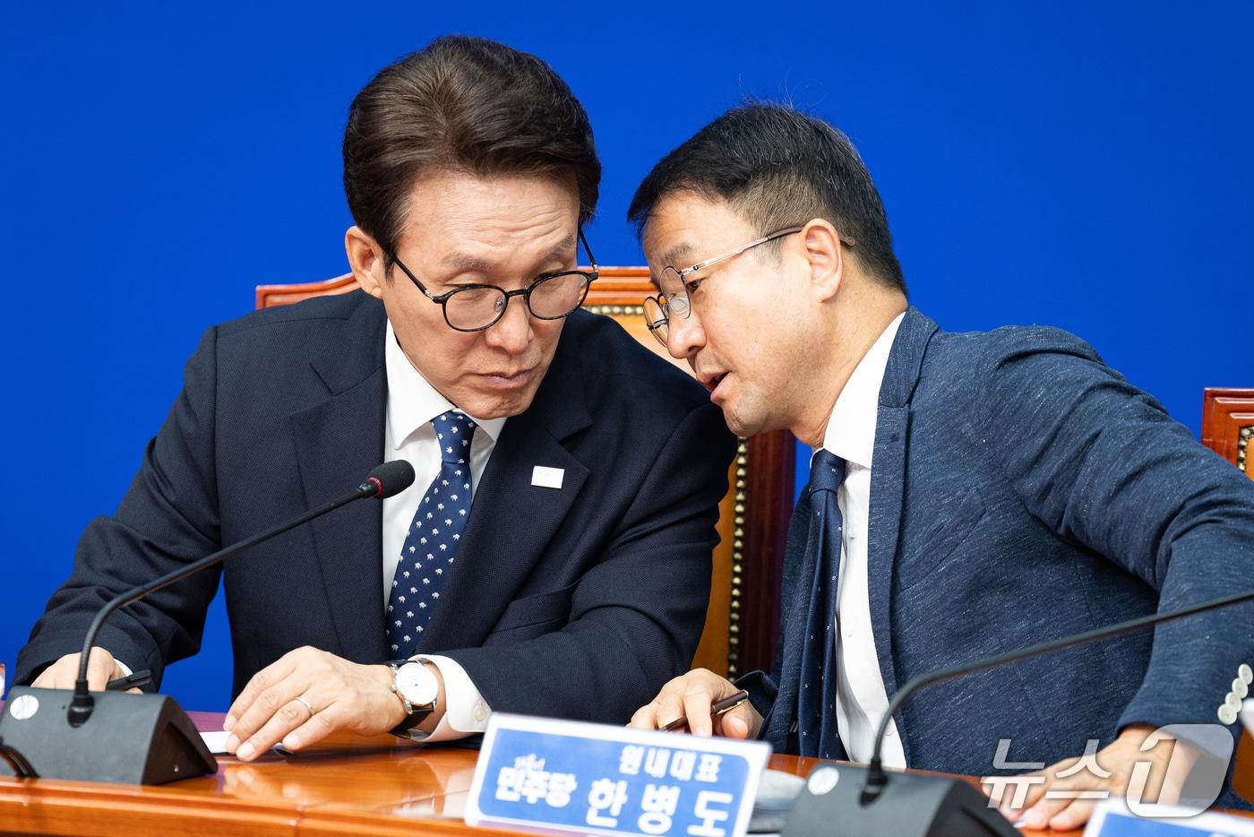 본문 이미지 - 김민석 더불어민주당 대표와 한병도 원내대표가 21일 서울 여의도 국회에서 열린 최고위원회의에서 대화하고 있다. 2026.10.21 ⓒ 뉴스1 유승관 기자