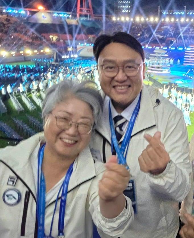 본문 이미지 - 107회 전국체육대회에서 응원하는 조상호 세종시장(오른쪽)과 강미애 세종교육감. / 강미애 세종교육감 페이스북 캡처