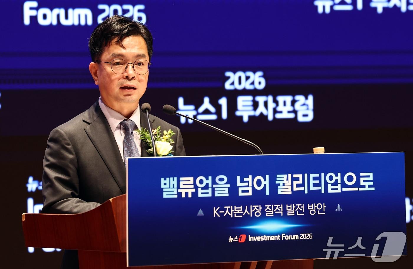 본문 이미지 - 신진창 금융위원회 부위원장이 21일 서울 여의도 한국거래소에서 열린 2026 뉴스1 투자포럼(NIF)에서 축사를 하고 있다. 민영뉴스통신사 뉴스1 주최로 열린 이번 포럼은 '밸류업을 넘어 퀄리티업으로, K-자본시장 질적 발전 방안'을 주제로 자본시장 전문가들이 총출동해 정보를 나눈다. 2026.10.21 ⓒ 뉴스1 최지환 기자