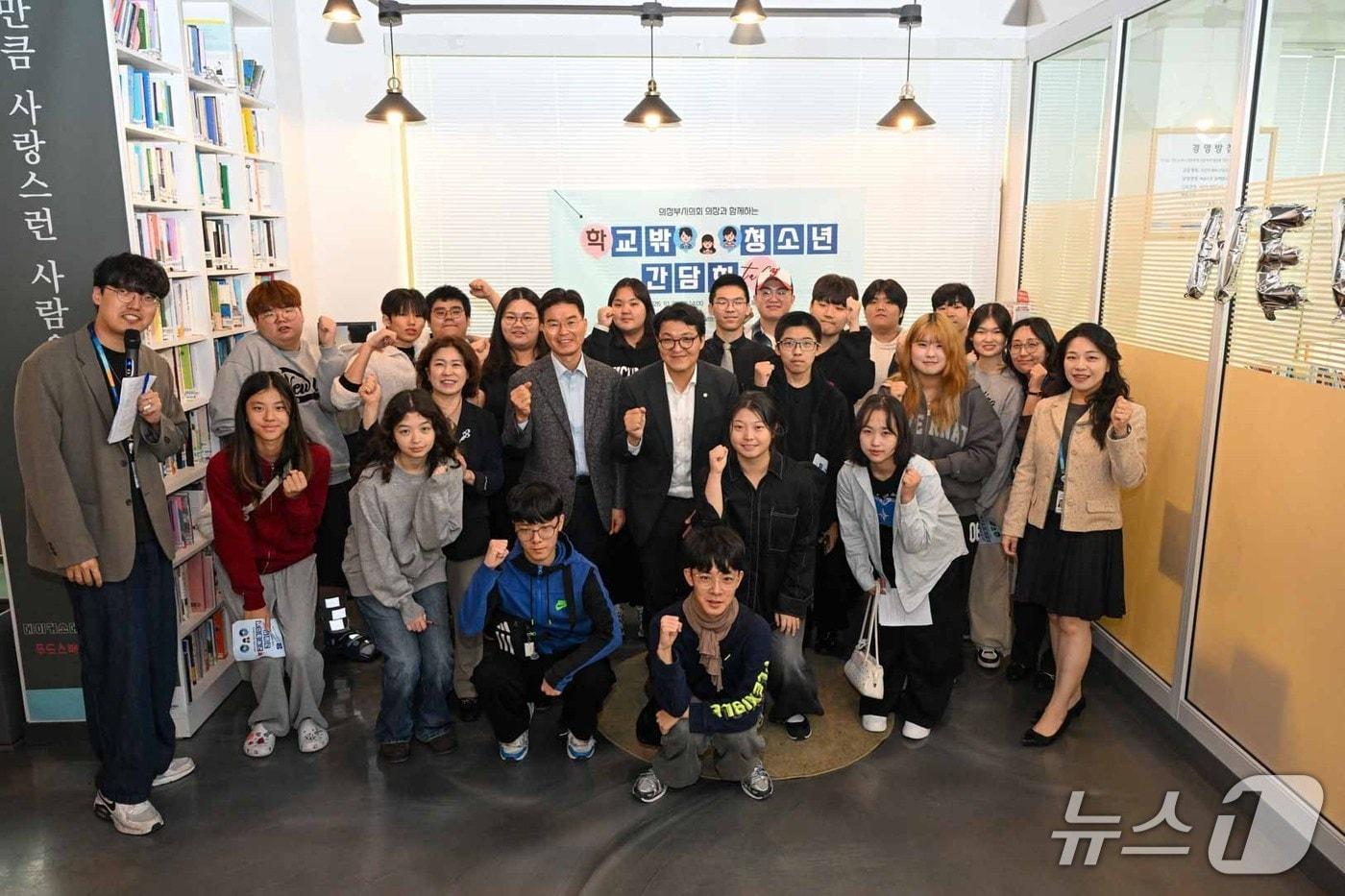 본문 이미지 - 지난 20일 경기 의정부시학교밖청소년지원센터에서 조세일 의정부시의회 의장과 학교 밖 청소년들이 간담회에 참석한 모습. (의정부시의회 제공. 재판매 및 DB 금지)