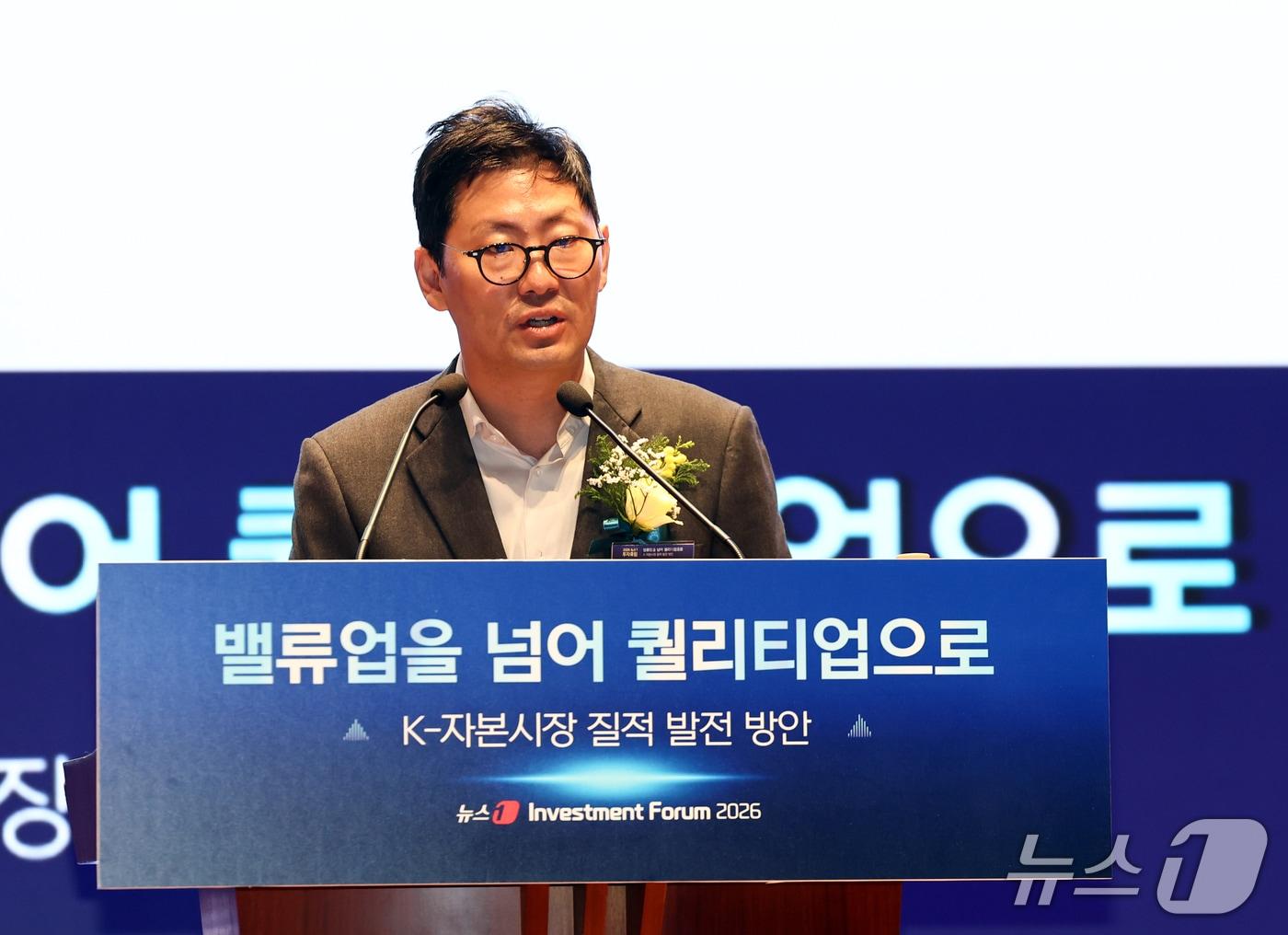 본문 이미지 - 신호철 카카오페이증권 대표가 21일 서울 여의도 한국거래소에서 열린 2026 뉴스1 투자포럼(NIF)에서 '투자의 퀄리티업, 신뢰할 수 있는 AI 에이전트의 조건'을 주제로 기조연설을 하고 있다. 민영뉴스통신사 뉴스1 주최로 열린 이번 포럼은 '밸류업을 넘어 퀄리티업으로, K-자본시장 질적 발전 방안'을 주제로 자본시장 전문가들이 총출동해 정보를 나눈다. 2026.10.21 ⓒ 뉴스1 최지환 기자