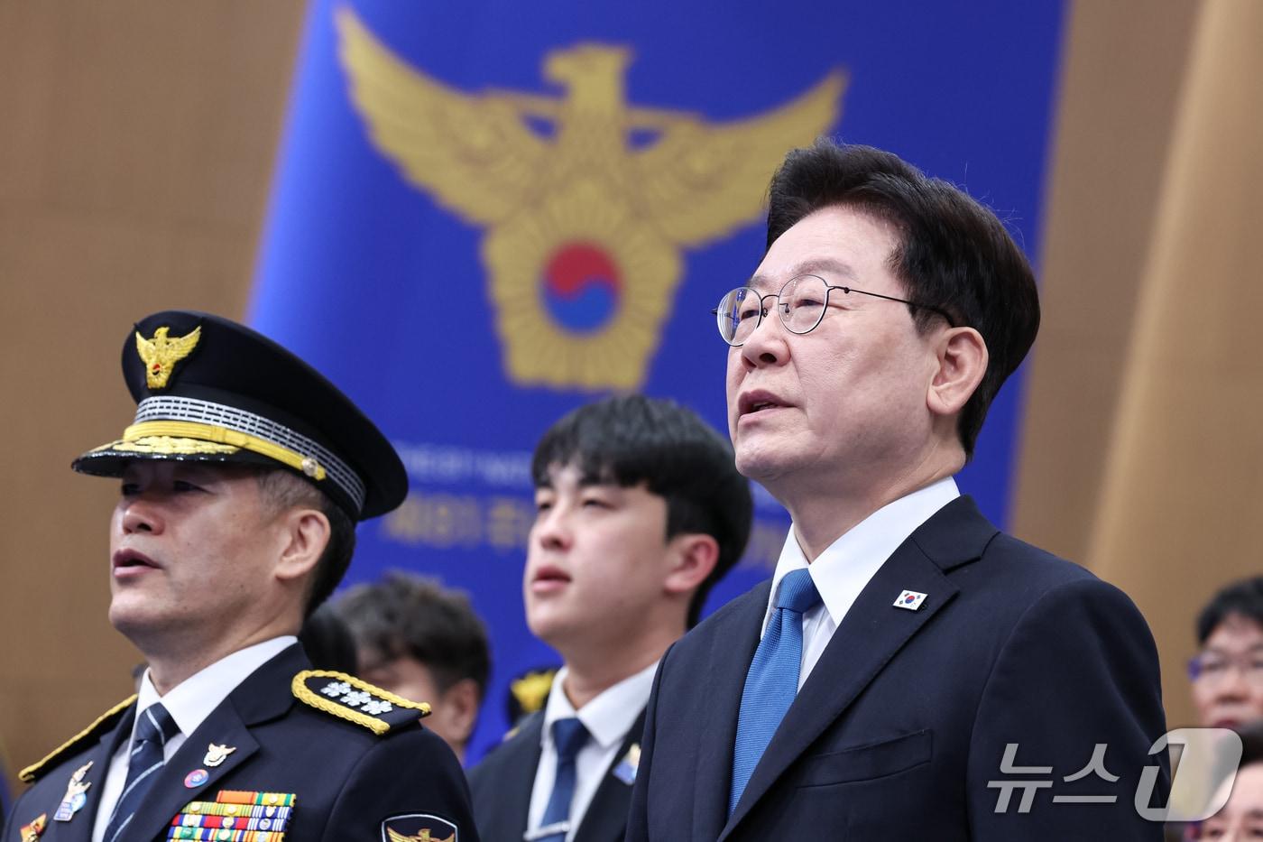 본문 이미지 - 이재명 대통령이 21일 서울 서대문구 경찰청에서 열린 제81주년 경찰의 날 기념식에서 애국가를 제창하고 있다. (청와대통신사진기자단) 2026.10.21 ⓒ 뉴스1 이재명 기자