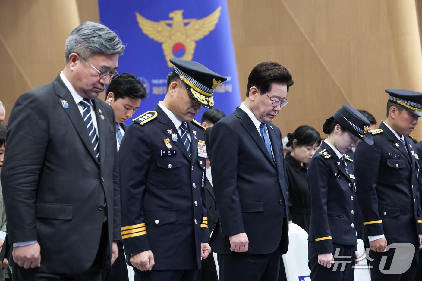 본문 이미지 - 이재명 대통령이 21일 서울 서대문구 경찰청에서 열린 제81주년 경찰의 날 기념식에서 묵념을 하고 있다. (청와대통신사진기자단) 2026.10.21 ⓒ 뉴스1 이재명 기자