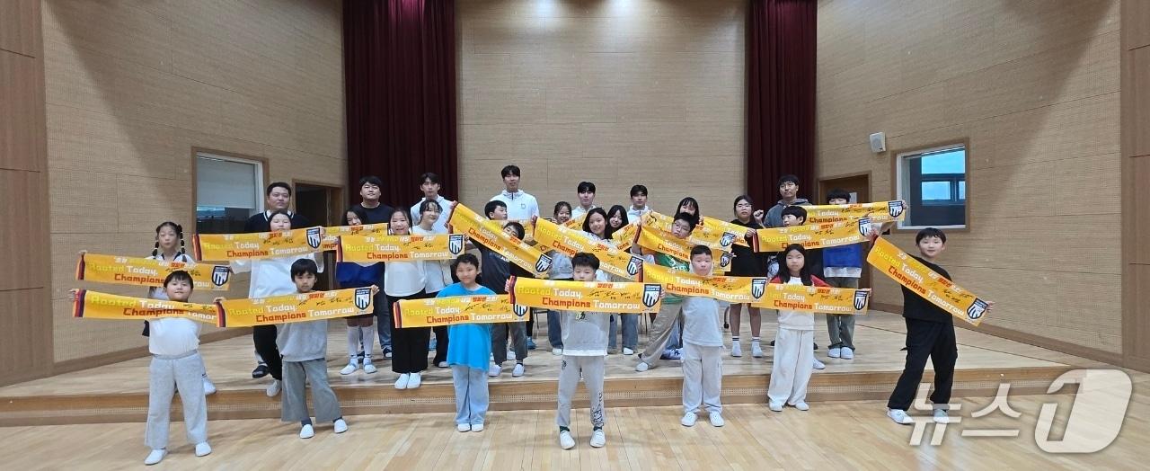 본문 이미지 - 금산인삼FC가 금산중앙초와 금산상곡초를 찾아 학생들을 대상으로 축구 재능기부 활동을 펼쳤다. (금산군 제공. 재판매 및 DB금지) /뉴스1