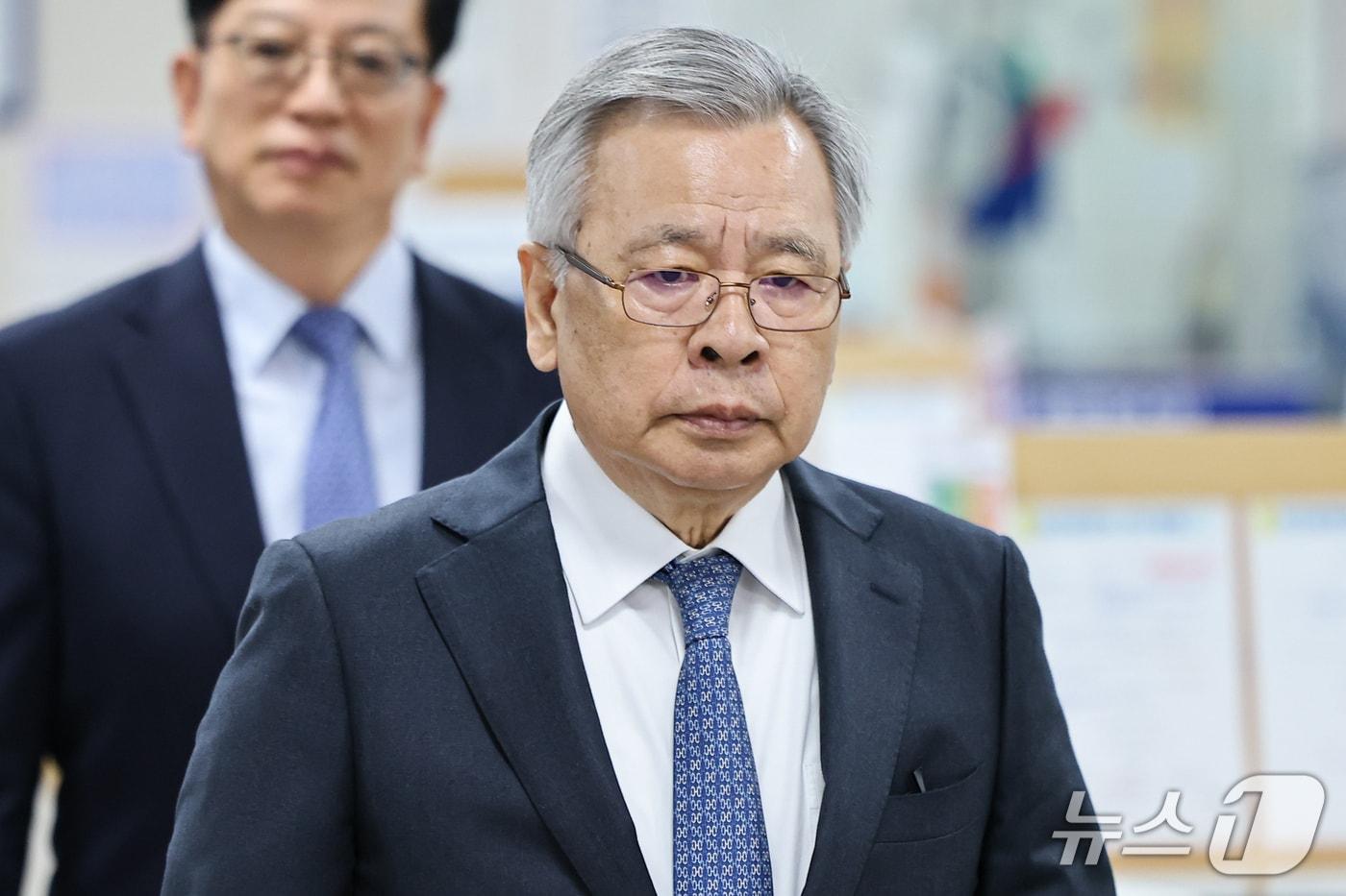 본문 이미지 - 대장동 민간업자로부터 돈을 받은 혐의로 기소된 박영수 전 특별검사가 21일 서울 서초구 서울고등법원에서 열린 항소심 선고 기일에 출석하고 있다. 2026.10.21 ⓒ 뉴스1 김도우 기자