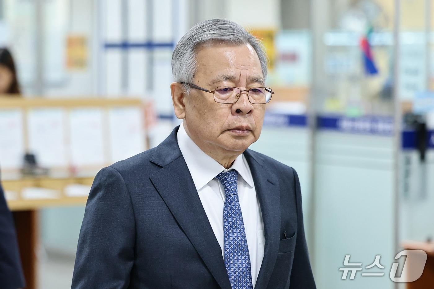 본문 이미지 - 대장동 민간업자로부터 돈을 받은 혐의로 기소된 박영수 전 특별검사가 21일 서울 서초구 서울고등법원에서 열린 항소심 선고 기일에 출석하고 있다. 2026.10.21 ⓒ 뉴스1 김도우 기자