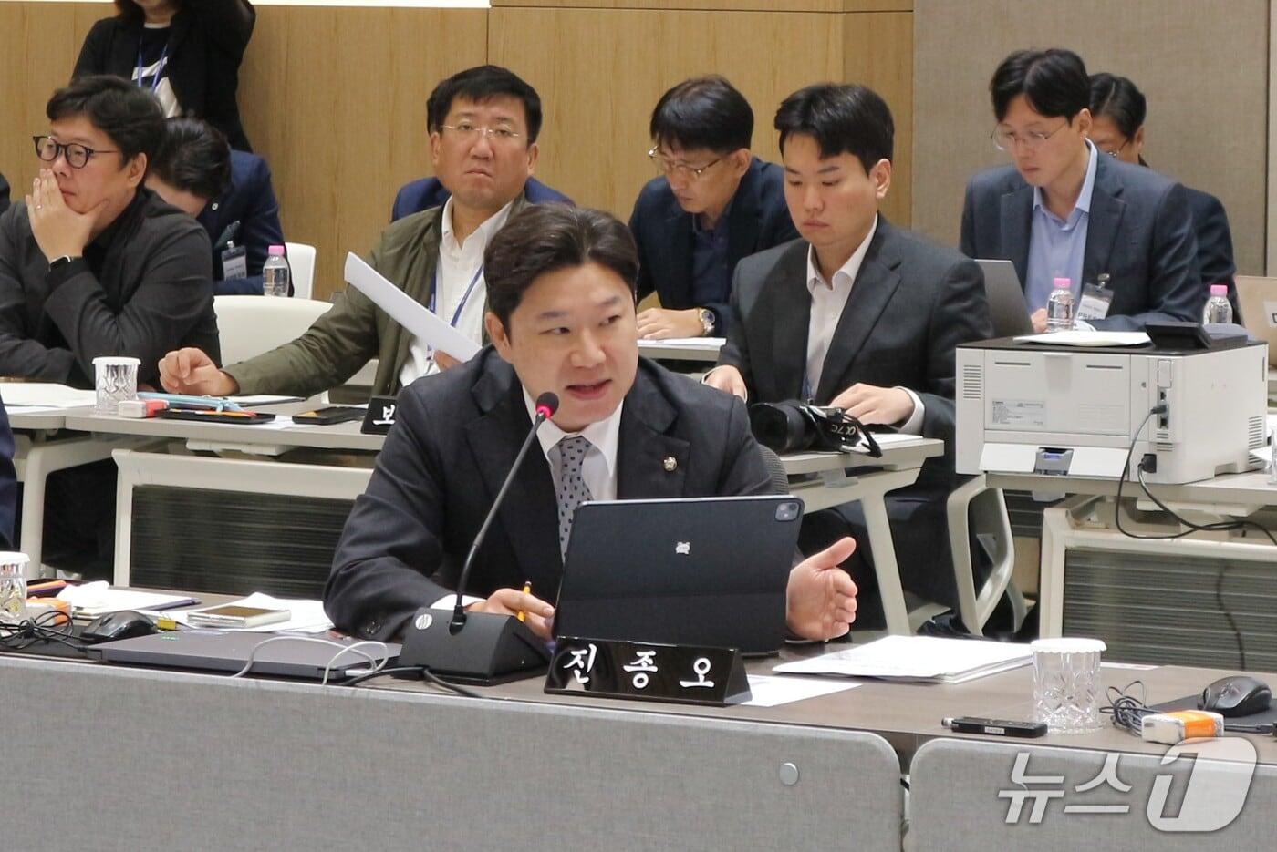 본문 이미지 - 진종오 국민의힘 의원이 21일 부산시청에 대한 국정감사에서 질의하고 있다. 2026.10.21 ⓒ 뉴스1 이주현 기자