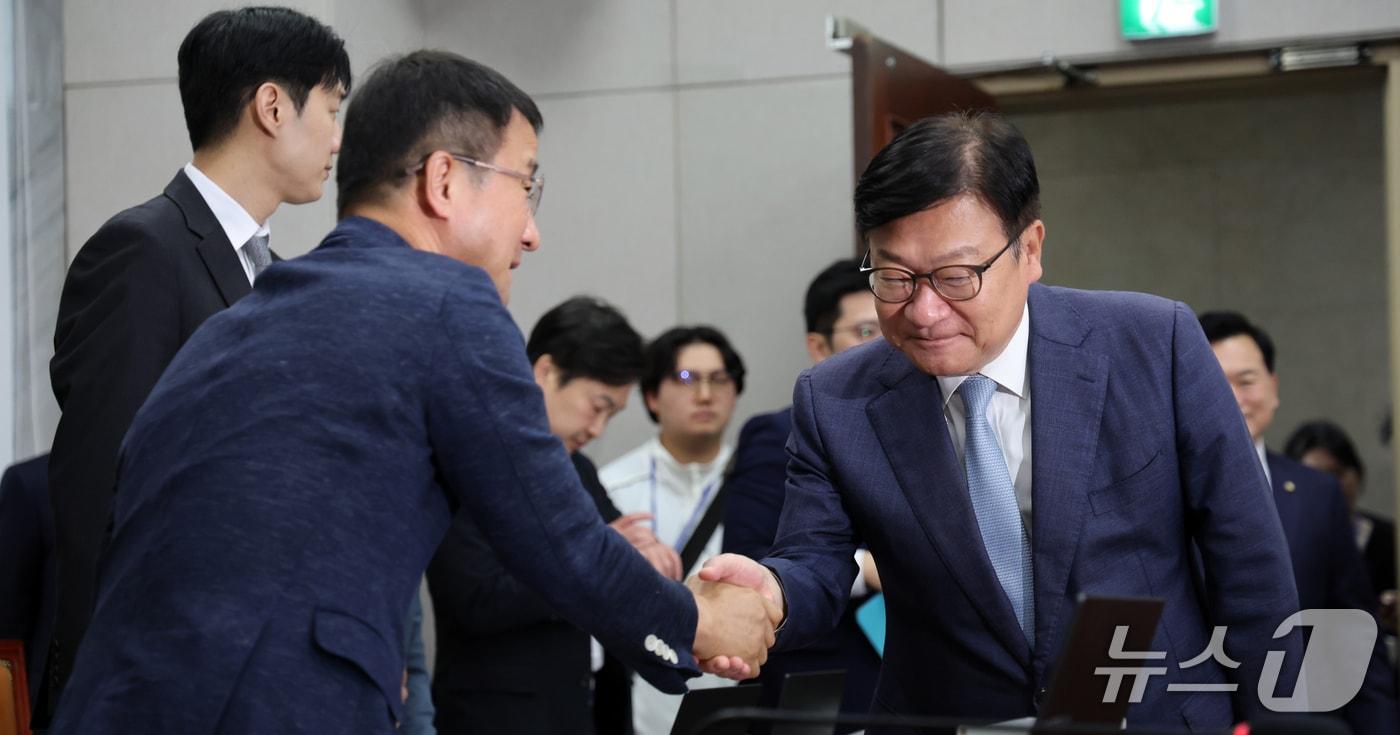 본문 이미지 - 국회 운영위원장인 한병도 더불어민주당 원내대표와 정점식 국민의힘 원내대표가 21일 오전 서울 여의도 국회 운영위원회 전체회의에서 악수를 나누고 있다. 2026.10.21 ⓒ 뉴스1 황기선 기자