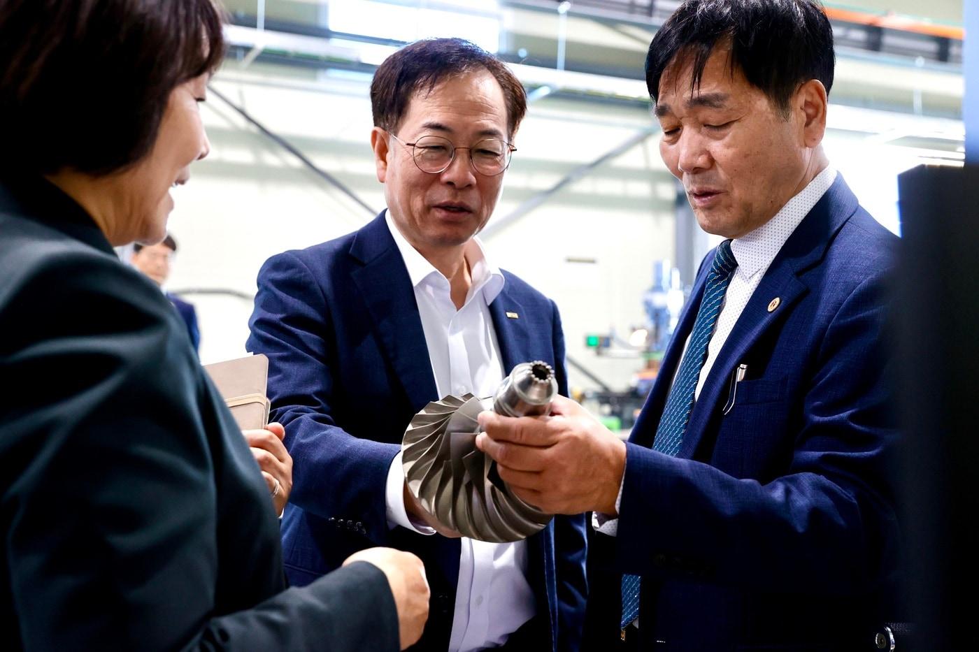 본문 이미지 - 권형택 기술보증기금 이사장(가운데), 김영흥 화성시도시형소공인협의회 회장(오른쪽)이 주요 시설을 둘러보고 있다. (기술보증기금 제공)