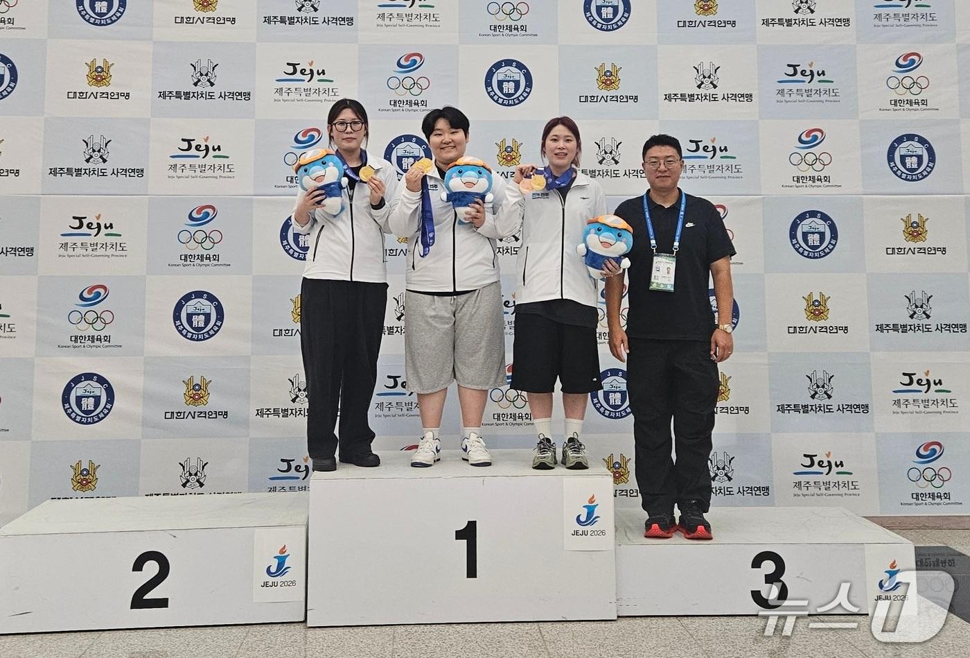 본문 이미지 - 전북 임실군청 사격팀이 제107회 전국체육대회에서 금메달 2개, 동메달 1개를 목에 걸었다.(임실군 제공, 재판매 및 DB 금지)2026.10.21/뉴스1