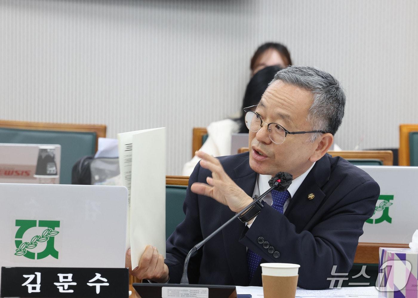 본문 이미지 - 김문수 민주당 의원이 21일 전남광주통합특별시 북구 용봉동 전남대학교에서 열린 교육위원회의 강원대·부산대·전남대·충남대·한국교통대·충북대·제주대·전북대·청주교육대·국립공주대·공주교육대에 대한 2026년도 국정감사에서 질의하고 있다. 2026.10.21 ⓒ 뉴스1 박지현 기자