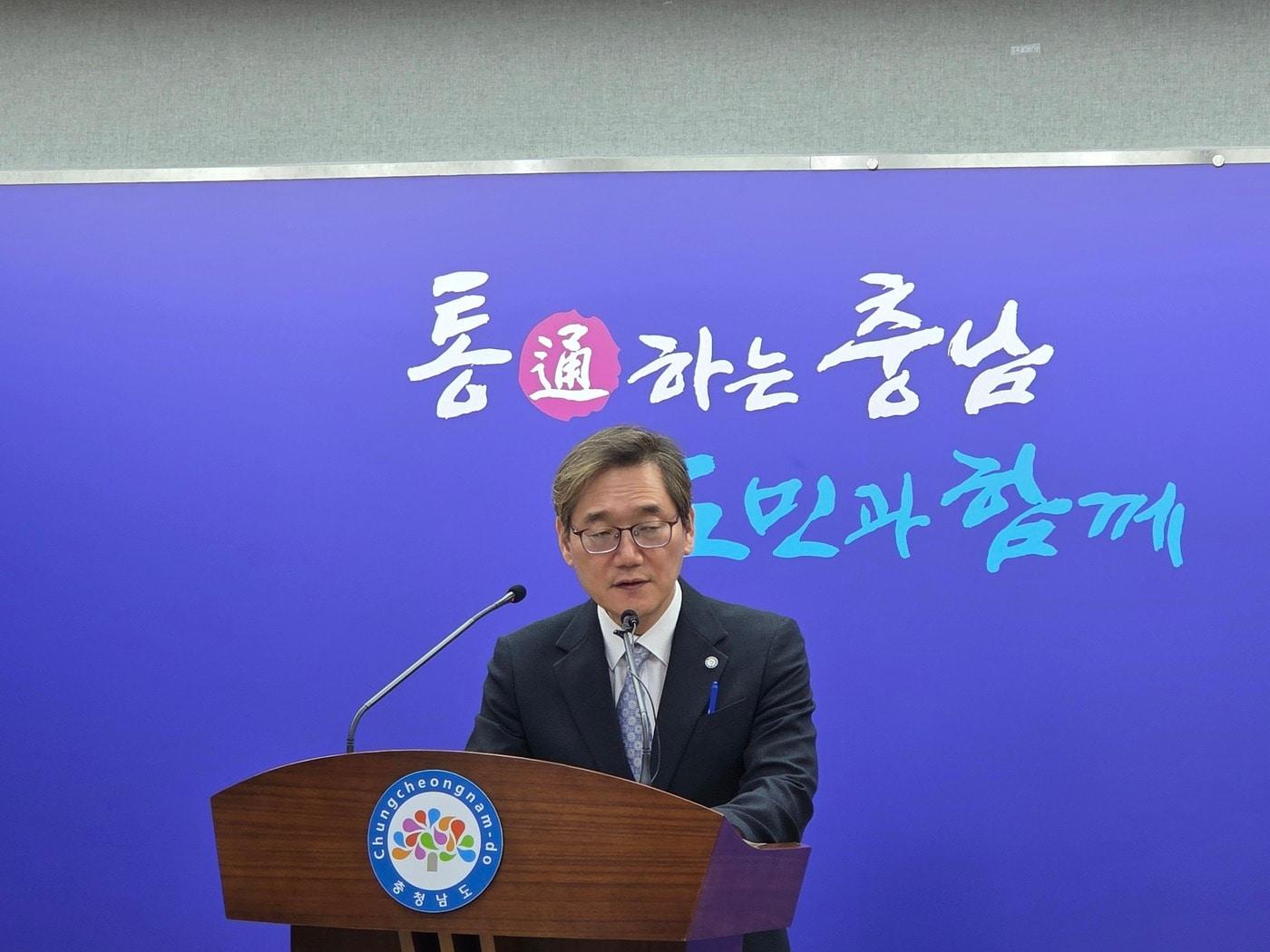 본문 이미지 - 브리핑 중인 이종익 충남도 청년여성국장 2026.10.21/뉴스1