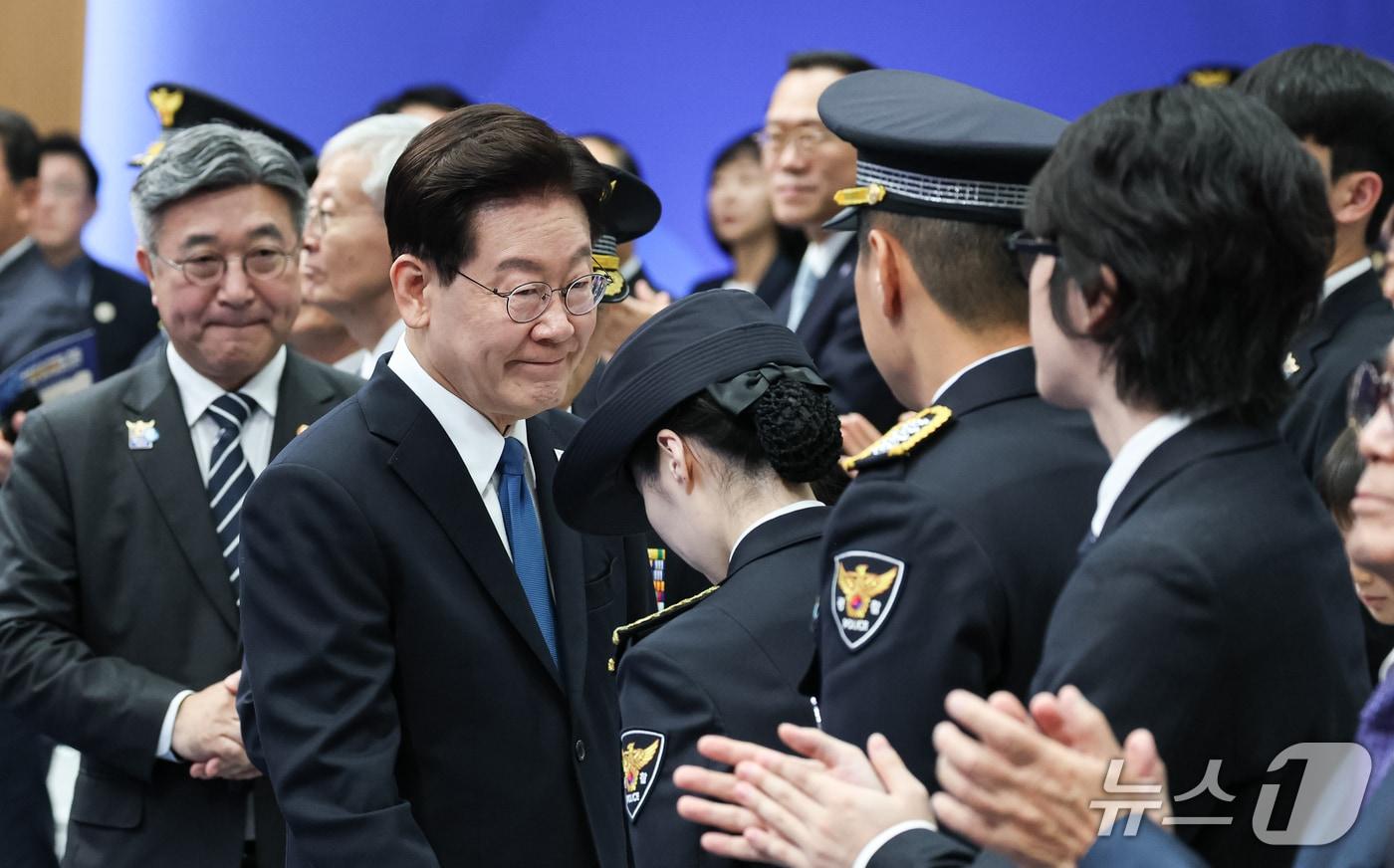 본문 이미지 - 이재명 대통령이 21일 서울 서대문구 경찰청에서 열린 제81주년 경찰의 날 기념식에 참석해 있다. 오른쪽은 올해의 경찰영웅 인증패를 수여 받은 경감 김선현의 딸 김성은 경장. (청와대통신사진기자단) 2026.10.21 ⓒ 뉴스1 이재명 기자