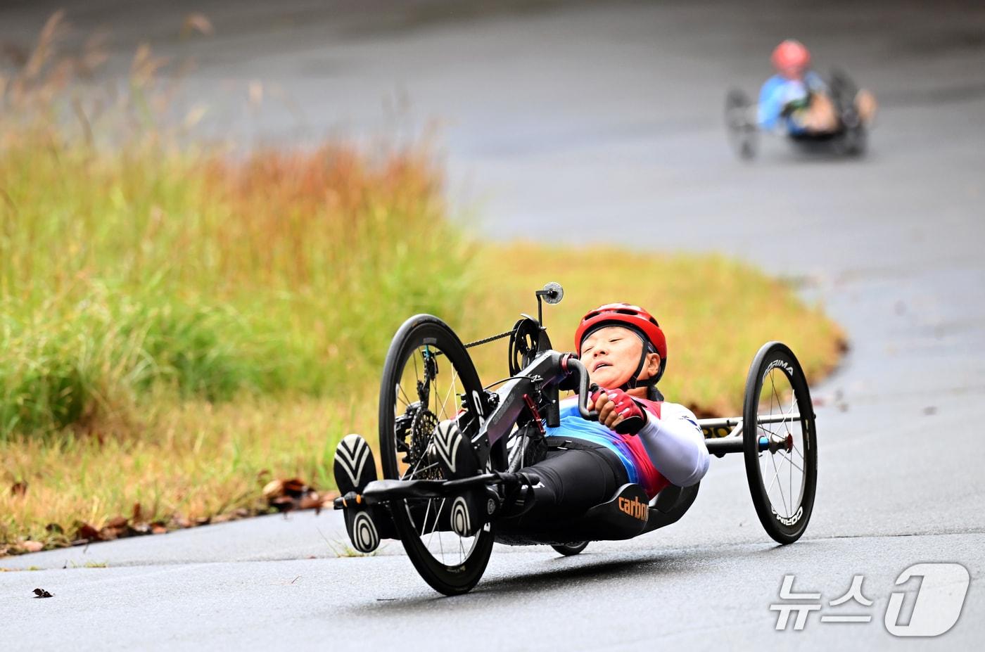 본문 이미지 - 이도연이 21일 일본 시즈오카현 이즈시 사이클 스포츠센터 5km 서킷 코스에서 열린 ‘제5회 아이치-나고야 아시안 패러게임’ 여자 H4 타임트라이얼에서 역주하고 있다. 2026.10.21 ⓒ 뉴스1 사진공동취재단