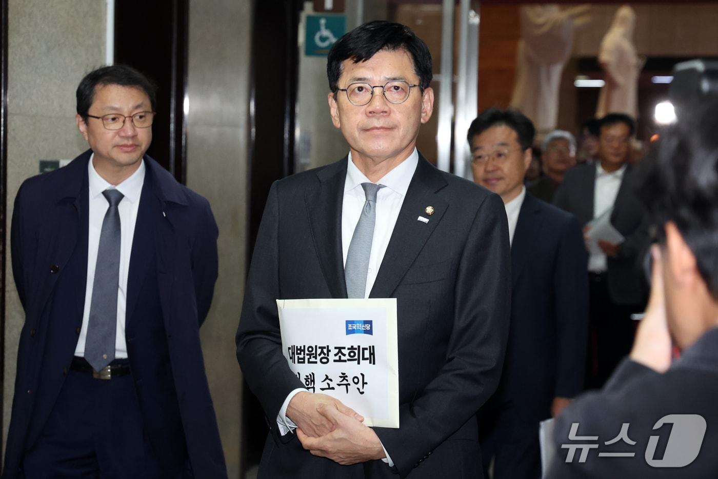 본문 이미지 - 김준형 조국혁신당 원내대표가 21일 오전 서울 여의도 국회에서 더불어민주당 한병도 원내대표와 비공개 회동을 위해 발걸음을 옮기고 있다. 이날 김준형 혁신당 원내대표는 조희대 대법원장 탄핵 촉구를 위해 한병도 민주당 원내대표를 예방했다. 2026.10.21 ⓒ 뉴스1 황기선 기자