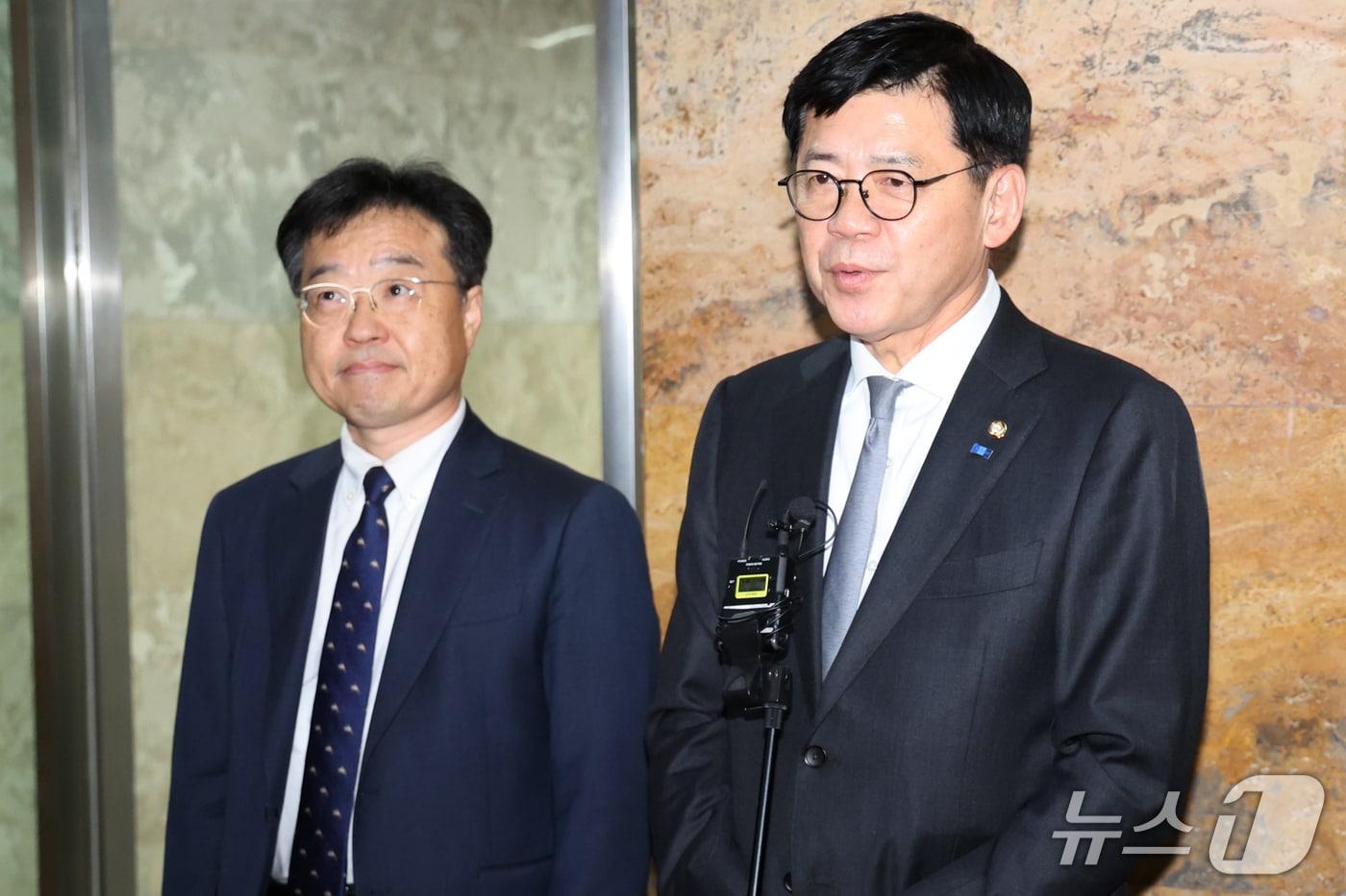본문 이미지 - 김준형 조국혁신당 원내대표가 21일 오전 서울 여의도 국회에서 더불어민주당 한병도 원내대표와 비공개 회동을 마치고 취재진 질문에 답하고 있다. 김준형 혁신당 원내대표는 이날 조희대 대법원장 탄핵 촉구를 위해 한병도 민주당 원내대표를 예방했다. 2026.10.21 ⓒ 뉴스1 황기선 기자