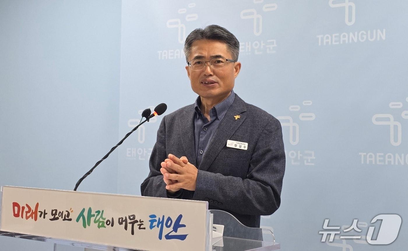 본문 이미지 - 21일 군청 브리핑룸에서 브리핑을 하고 있는 장길수 가족정책과장ⓒ 뉴스1 김태완 기자