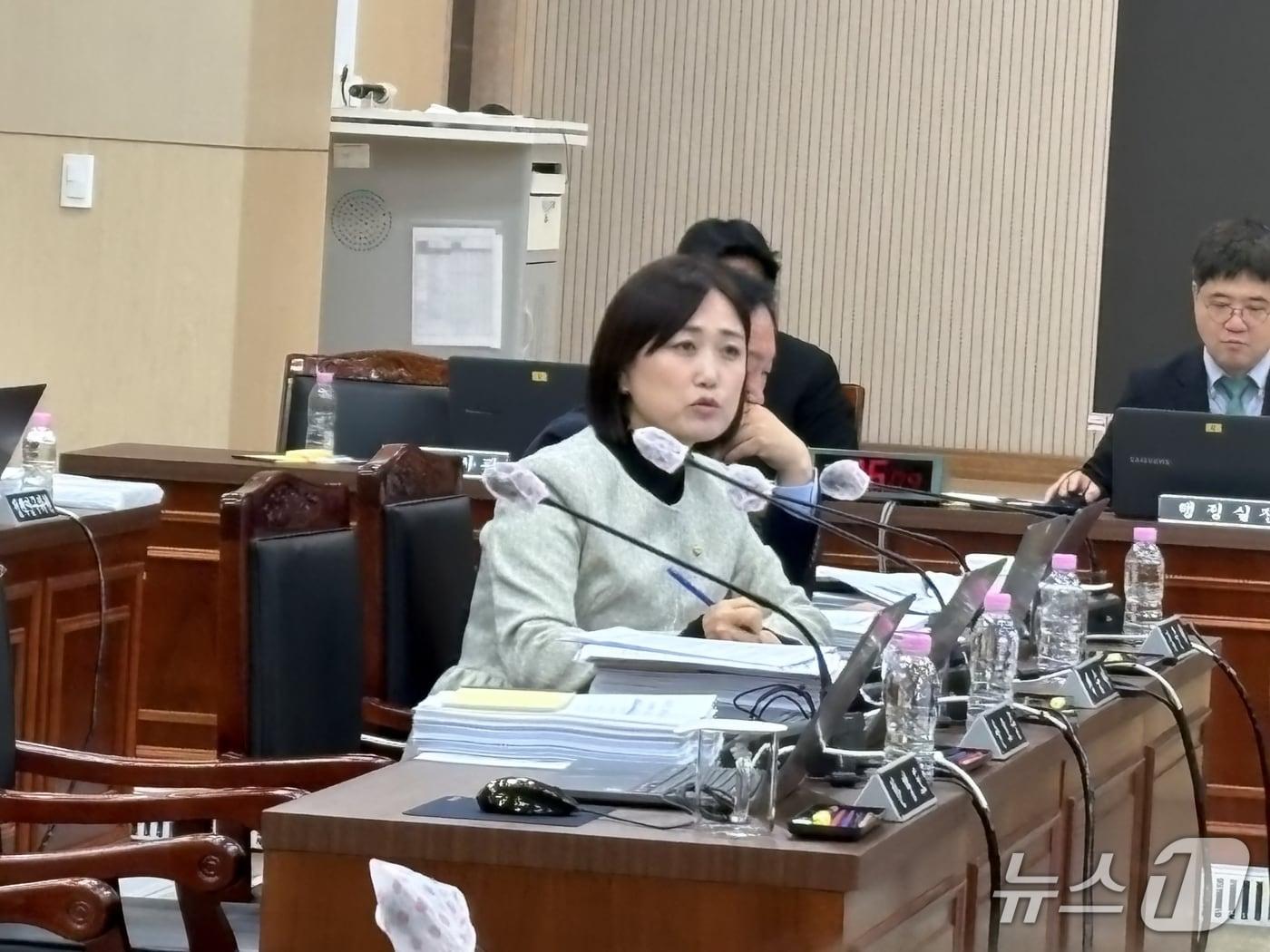 본문 이미지 - 백승아 더불어민주당 의원(비례대표)이 21일 부산대학교에서 열린 국회 교육위원회의 부산대학교·경상국립대학교·경북대학교·강원대학교·부경대학교·한국해양대학교·부산교육대학교·창원대학교·진주교육대학교 등에 대한 국정감사에서 질의하고 있다. 2026.10.21 ⓒ 뉴스1 박서현 기자