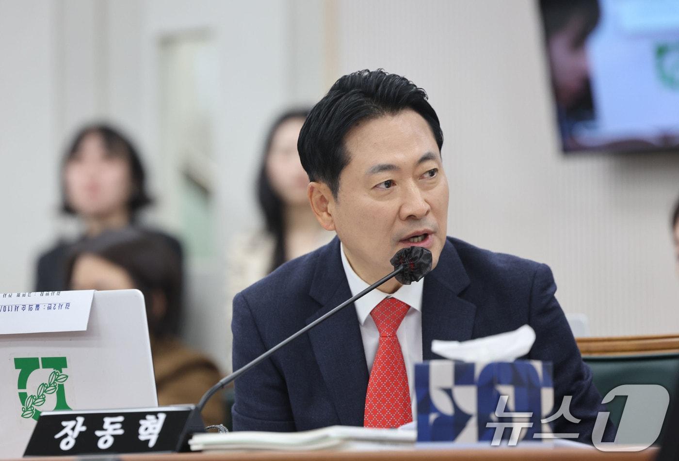 본문 이미지 - 장동혁 국민의힘 대표가 21일 전남광주통합특별시 북구 용봉동 전남대학교에서 열린 교육위원회의 강원대 전북대 등에 대한 2026년도 국정감사에서 질의하고 있다. 2026.10.21 ⓒ 뉴스1 박지현 기자