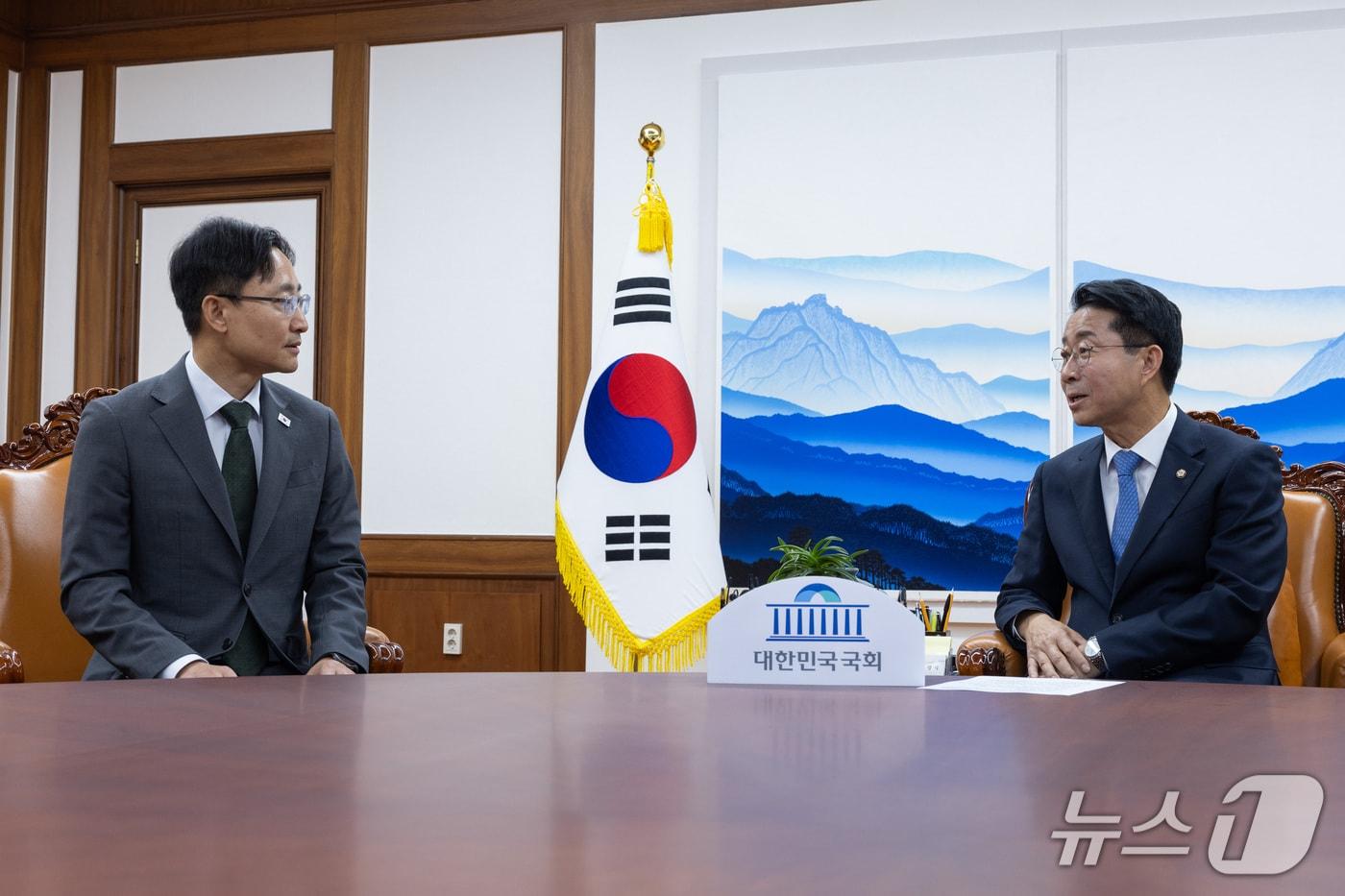본문 이미지 - 조정식 국회의장이 21일 서울 여의도 국회에서 임광현 대통령 비서실장과 대화하고 있다. (공동취재) 2026.10.21 ⓒ 뉴스1 황기선 기자