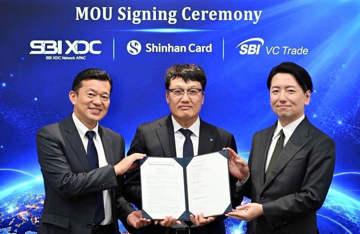 본문 이미지 - (사진 왼쪽부터) 요시다 타다시 SBI XDC Network APAC 최고운영책임자(COO), 박창훈 신한카드 사장, 콘도 토모히코 SBI VC Trade 대표. (신한카드 제공).