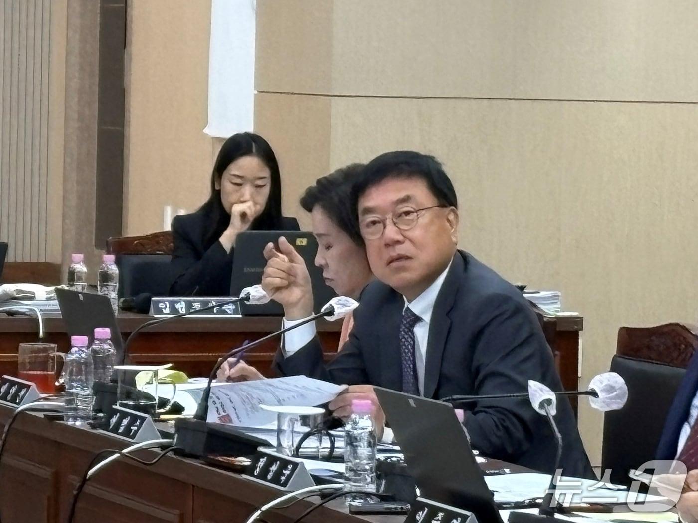 본문 이미지 - 서범수 국민의힘 의원(울산 울주군)이 21일 부산대학교에서 열린 국회 교육위원회의 부산대학교·경상국립대학교·경북대학교·강원대학교·부경대학교·한국해양대학교·부산교육대학교·창원대학교·진주교육대학교 등에 대한 국정감사에서 질의하고 있다. 2026.10.21 ⓒ 뉴스1 박서현 기자