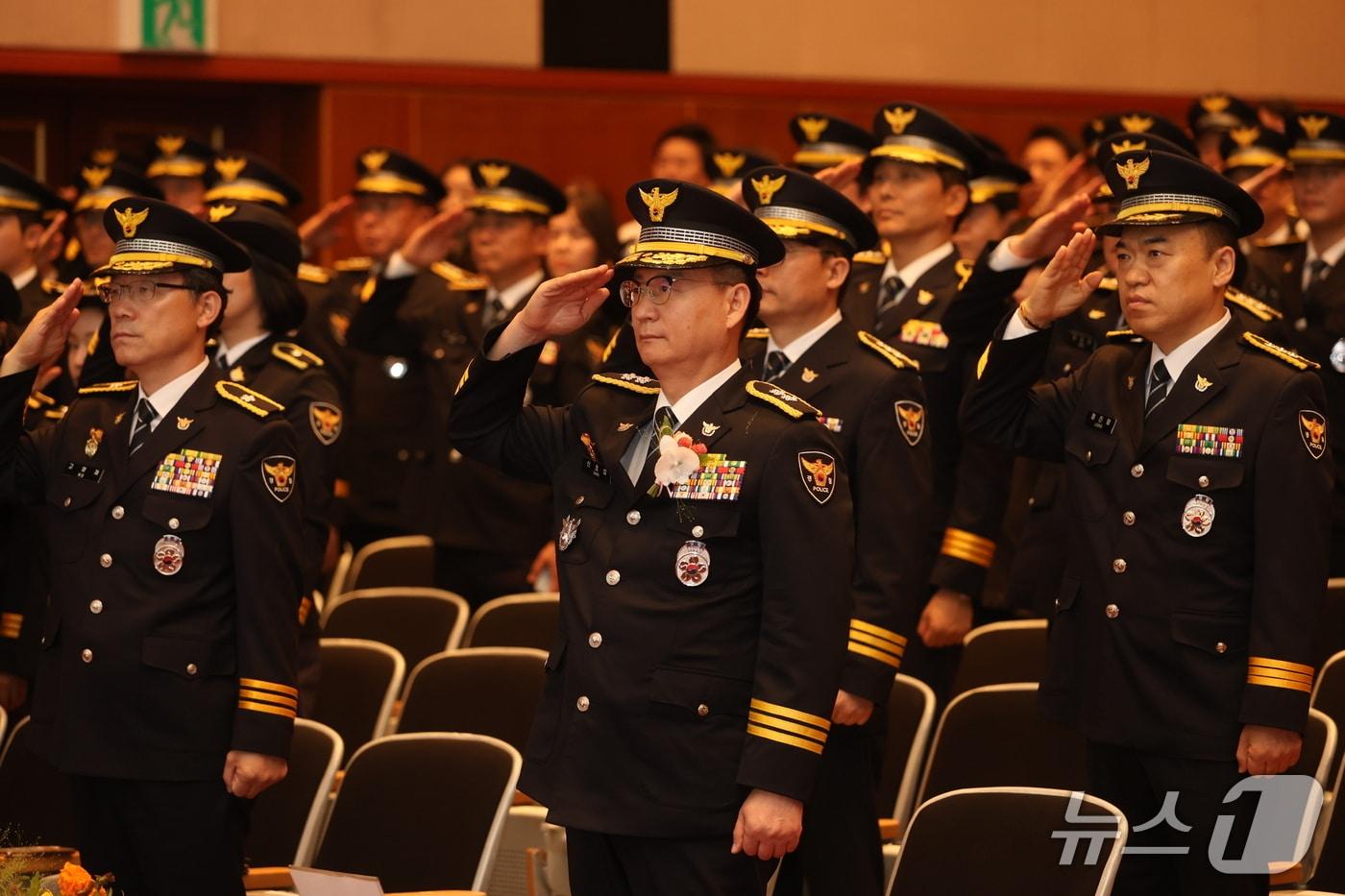 본문 이미지 - 전북경찰청은 21일 '제81주년 경찰의 날'을 맞아 신효섭 전북경찰청장(가운데)을 비롯한 직원 300여명이 참석한 가운데 기념식을 개최했다.(전북경찰청 제공. 재판매 및 DB 금지)