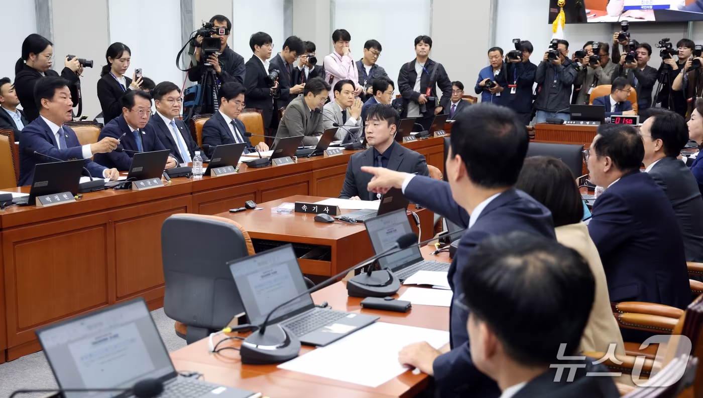 본문 이미지 - 국회 운영위원회 여야 의원들이 지난 21일 오전 서울 여의도 국회 운영위원회 전체회의에서 언쟁을 벌이고 있다. 2026.10.21 ⓒ 뉴스1 황기선 기자