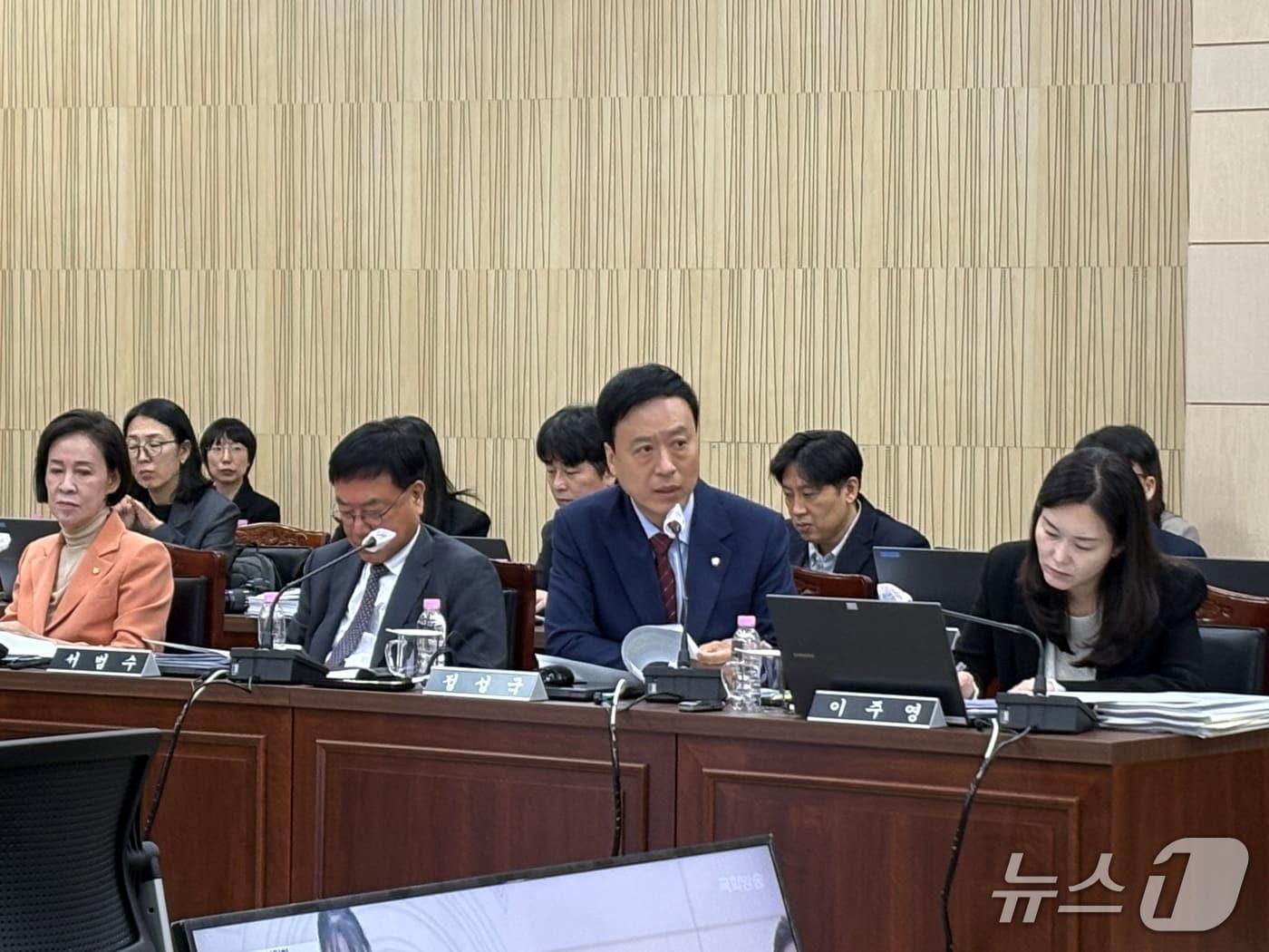본문 이미지 - 정성국 국민의힘 의원(부산 부산진구)이 21일 부산대학교에서 열린 국회 교육위원회의 부산대학교·경상국립대학교·경북대학교·강원대학교·부경대학교·한국해양대학교·부산교육대학교·창원대학교·진주교육대학교 등에 대한 국정감사에서 질의하고 있다. 2026.10.21 ⓒ 뉴스1 박서현 기자