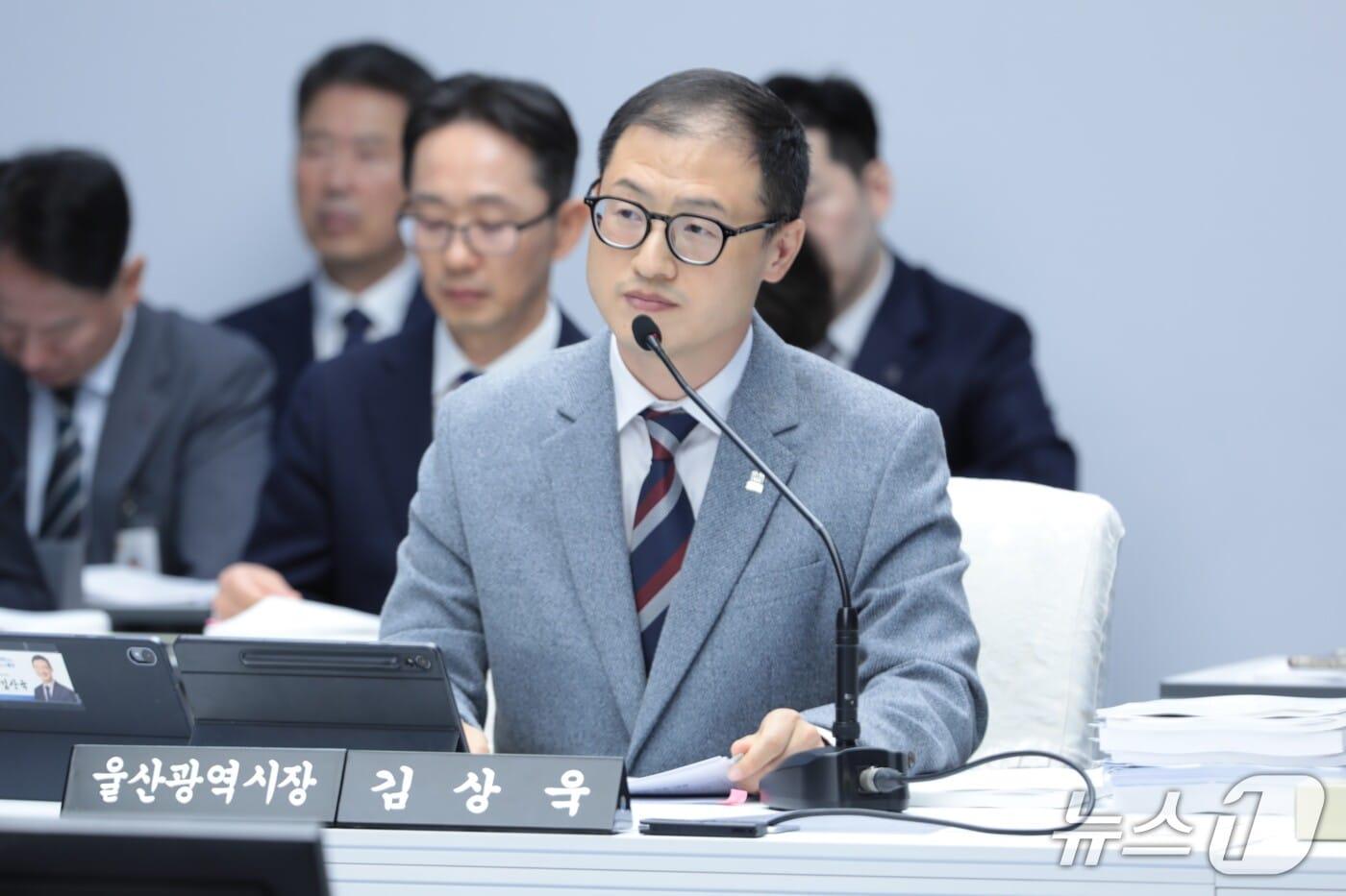 본문 이미지 - 김상욱 울산시장이 21일 울산시청에 대한 국정 감사에서 답변하고 있다. 2026.10.21 ⓒ 뉴스1 김세은 기자