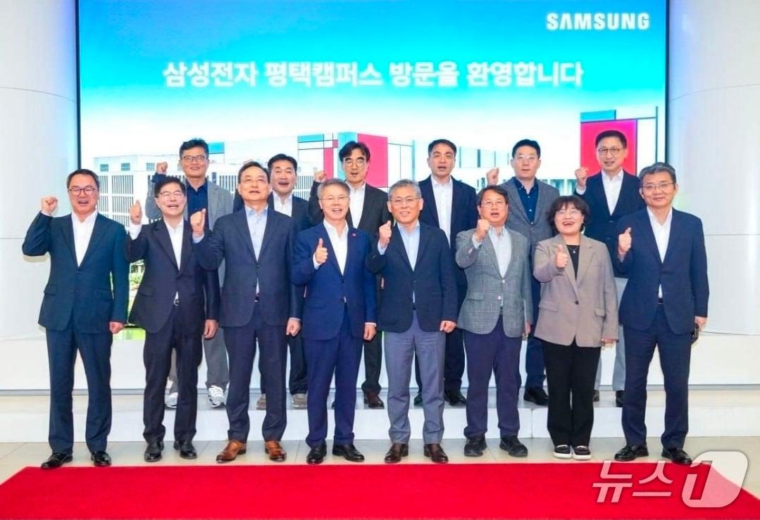 본문 이미지 - 민형배 전남광주통합특별시장을 비롯한 통합특별시 간부들이 20일 삼성전자 평택 캠퍼스를 방문해 삼성전자 간부들과 기념사진을 촬영하고 있다.(전남광주통합특별시 제공. 재판매 및 DB 금지.)