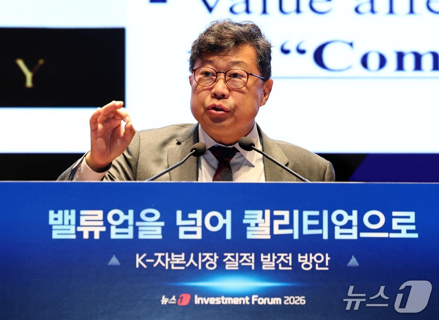 본문 이미지 - 김우진 서울대 경영대학 교수가 21일 서울 여의도 한국거래소에서 열린 2026 뉴스1 투자포럼(NIF)에서 '밸류 중심 경영을 통한 기업가치 제고 전략'을 주제로 발표를 하고 있다. 민영뉴스통신사 뉴스1 주최로 열린 이번 포럼은 '밸류업을 넘어 퀄리티업으로, K-자본시장 질적 발전 방안'을 주제로 자본시장 전문가들이 총출동해 정보를 나눈다. 2026.10.21 ⓒ 뉴스1 최지환 기자