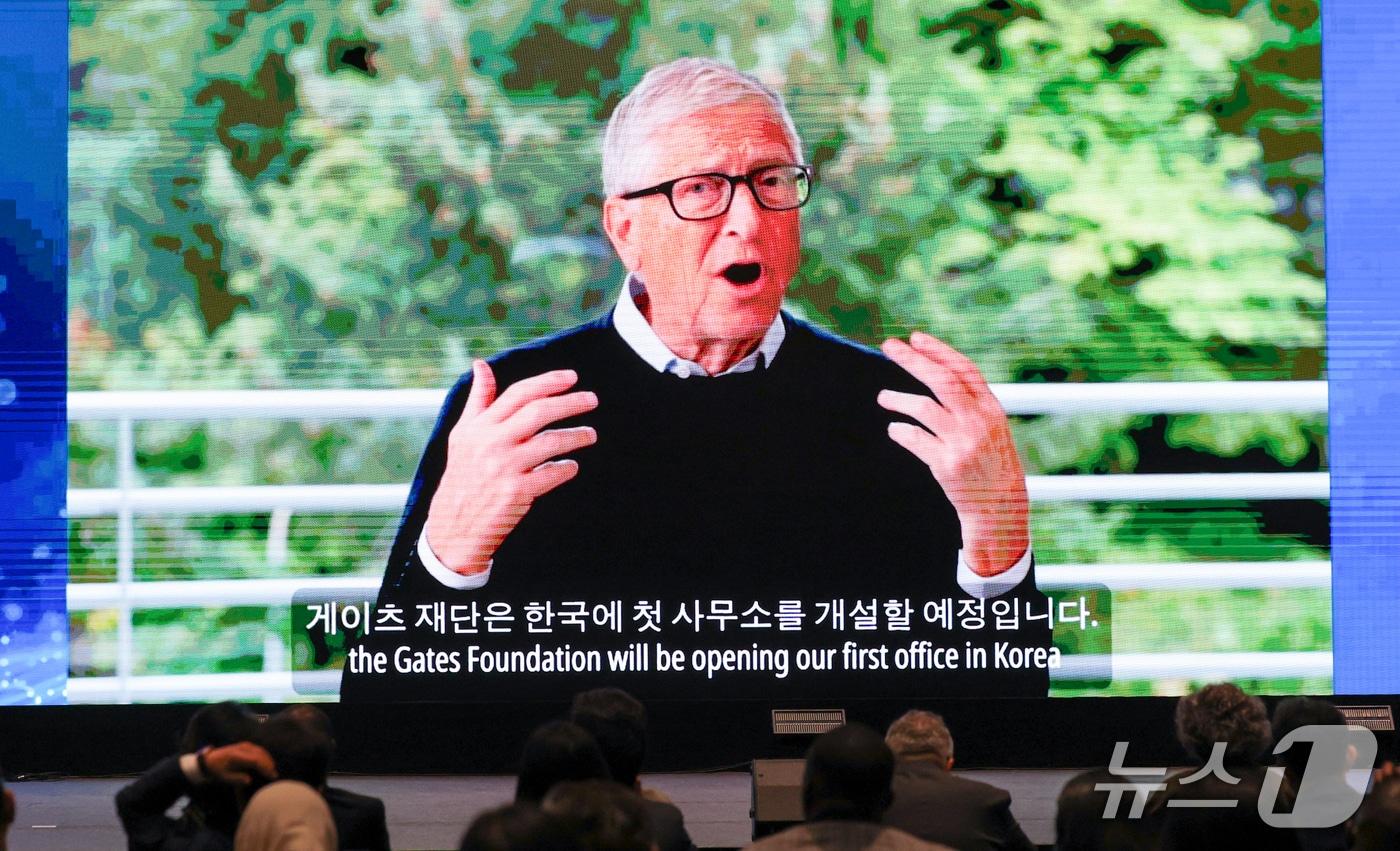 본문 이미지 - 21일 서울 강서구 코엑스 마곡에서 열린 2026 세계 바이오 서밋 개회식에서 빌게이츠 게이츠재단 이사장의 영상 축사가 나오고 있다. 2026.10.21 ⓒ 뉴스1 안은나 기자