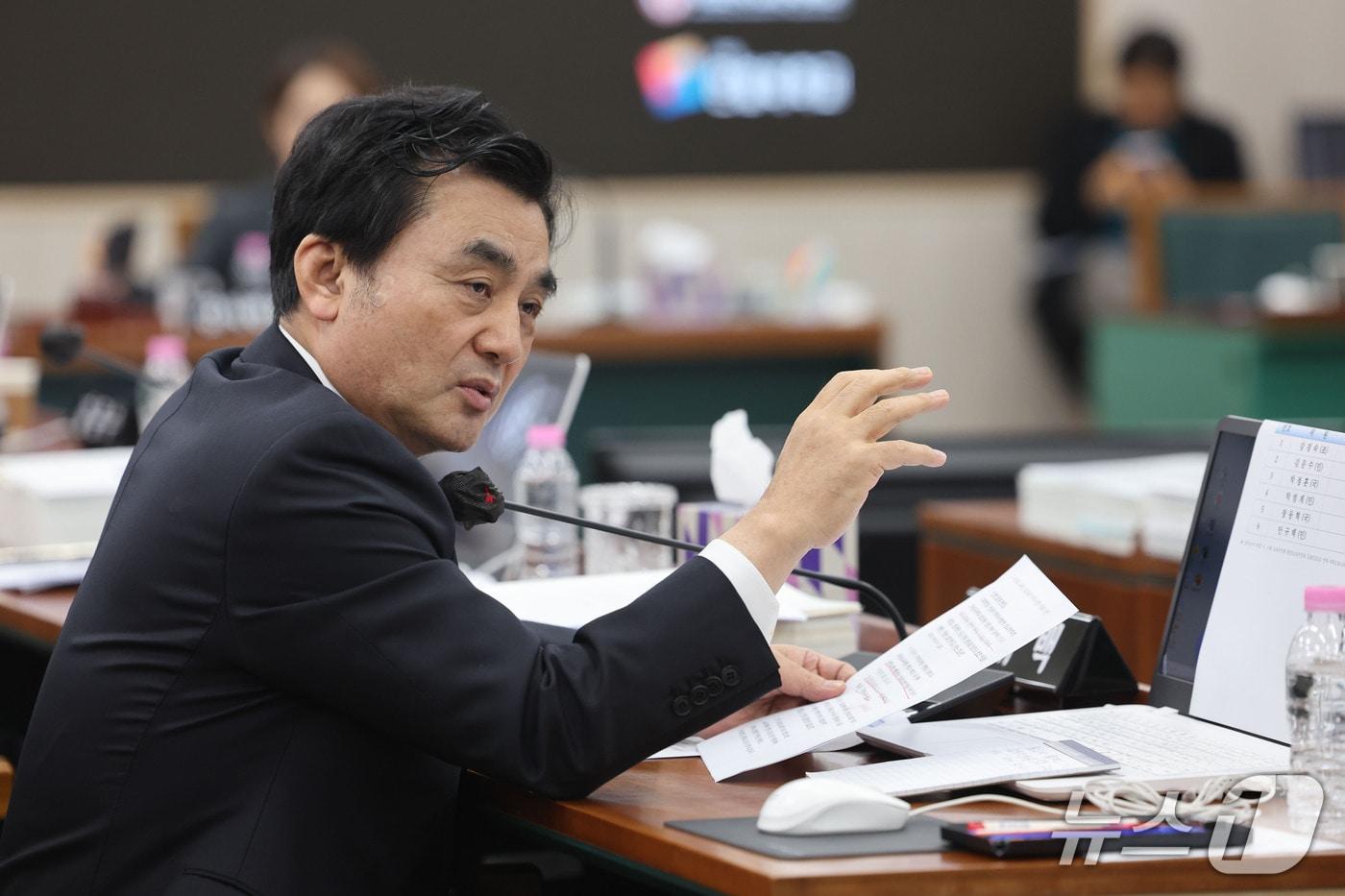 본문 이미지 - 안규백 민주당 의원이 21일 전남광주통합특별시 북구 용봉동 전남대학교에서 열린 교육위원회의 전남대·충남대·한국교통대·충북대·제주대·전북대·청주교육대·국립공주대·공주교육대에 대한 2026년도 국정감사에서 질의하고 있다. 2026.10.21 ⓒ 뉴스1 박지현 기자