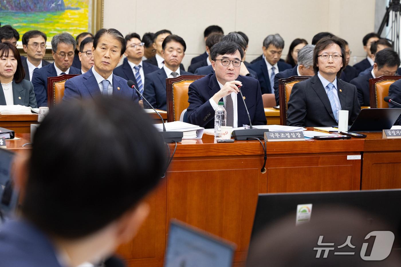 본문 이미지 - 임기근 국무조정실장이 21일 서울 여의도 국회에서 열린 정무위원회의 국가보훈부, 국무조정실 등에 대한 국정감사 종합감사에 출석해 의원 질의에 답하고 있다. 2026.10.21 ⓒ 뉴스1 유승관 기자