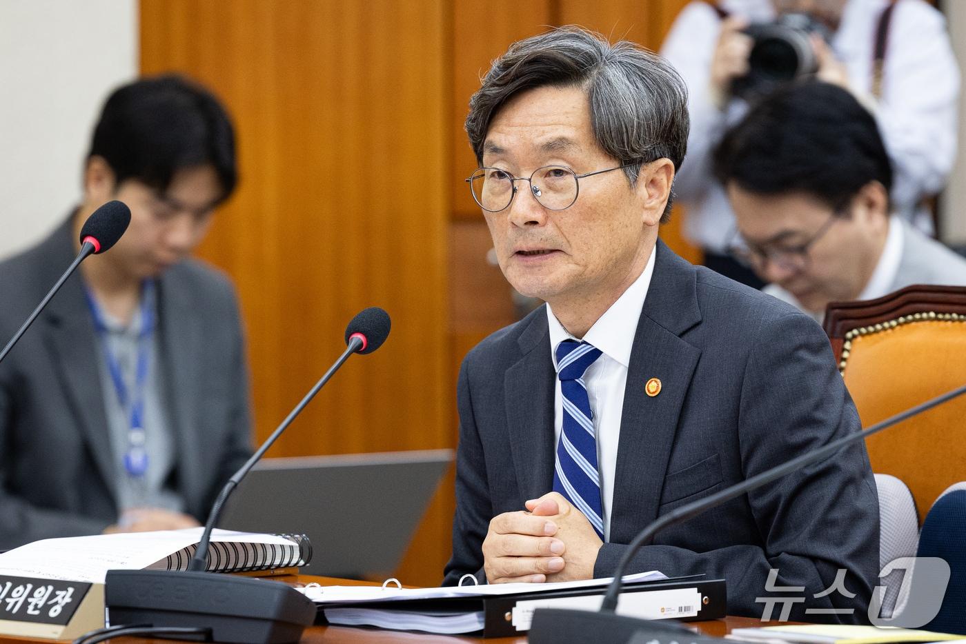 본문 이미지 - 정일연 국민권익위원장이 21일 서울 여의도 국회에서 열린 정무위원회의 국가보훈부, 국무조정실 등에 대한 국정감사 종합감사에 출석해 의원 질의에 답하고 있다. 2026.10.21 ⓒ 뉴스1 유승관 기자